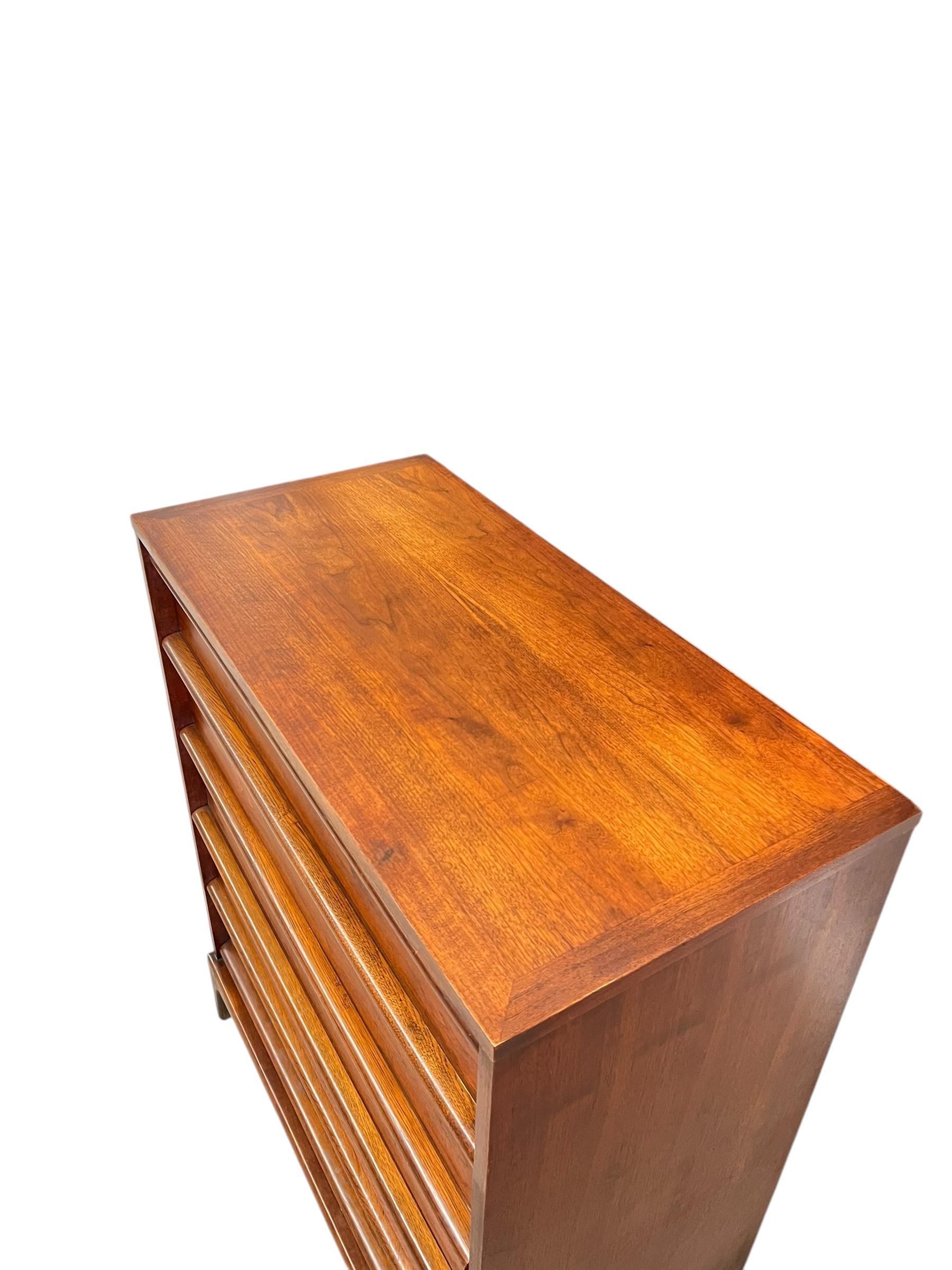 Vintage Mid Century Modern Dresser in noce massiccio di Lane's Rhythm Line a coda di rondine D. A. in vendita 2
