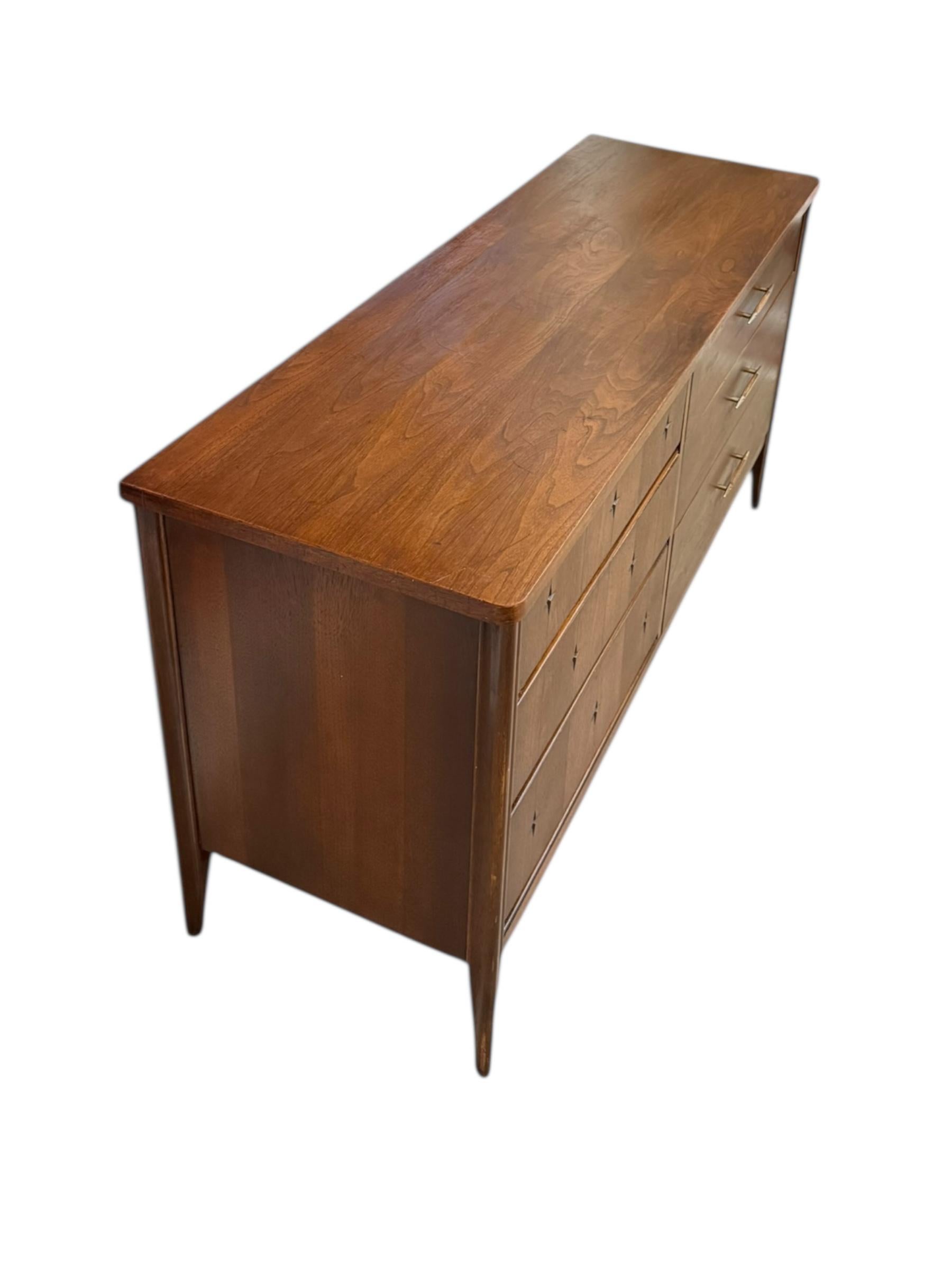 Vintage-Kommoden-Set aus massivem Nussbaumholz mit Schwalbenschwanz von Broyhill, Mid-Century Modern im Angebot 3