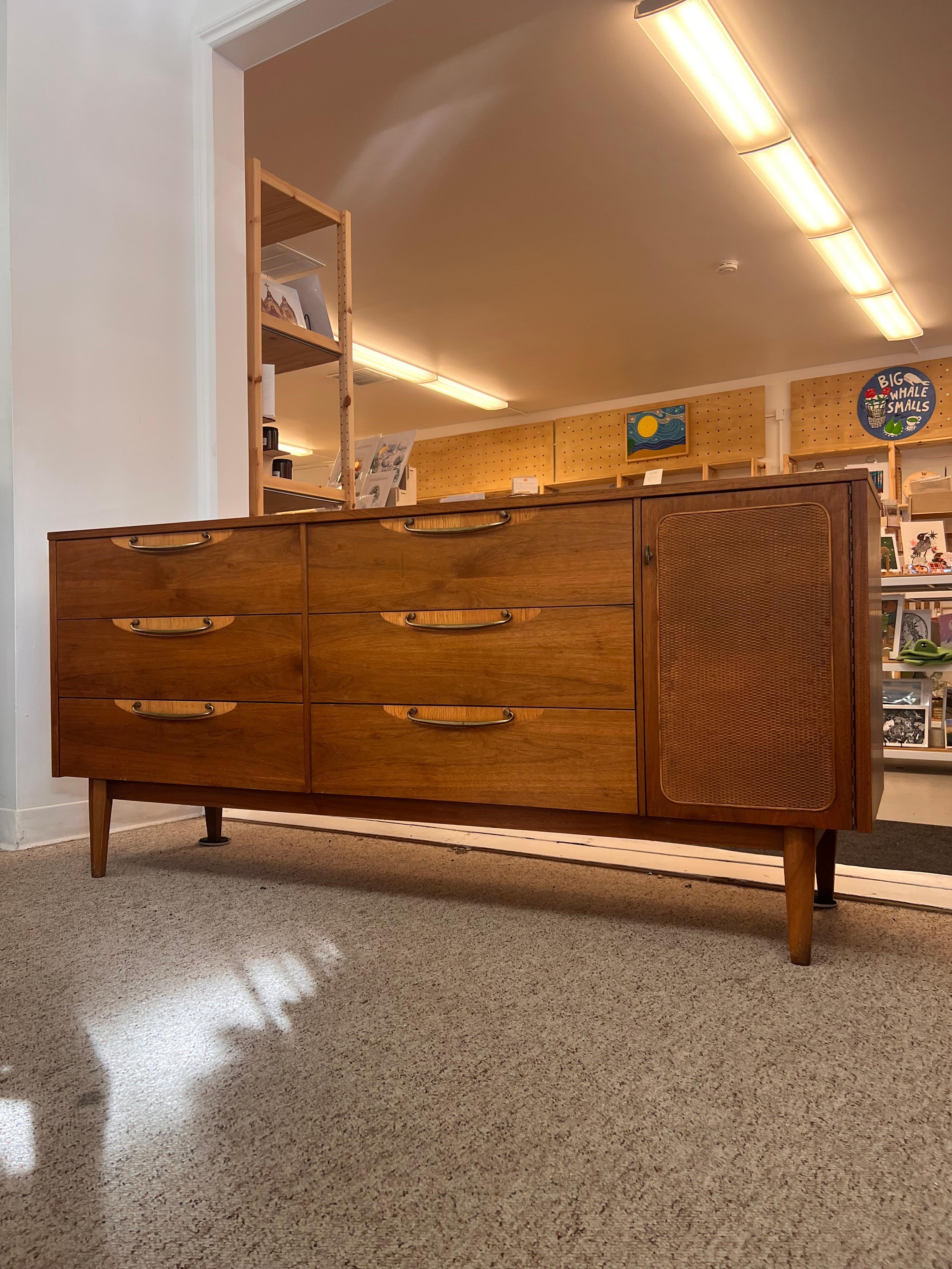 6-Schubladen-Kommode aus massivem Walnussholz von Lane Furniture Company, ca.. 1950. Feine Handwerkskunst mit massivem Eichenholz im Inneren und Schwalbenschwanzkonstruktion. Die Schubladengriffe sind aus gedrehtem und gegossenem Messing mit einer