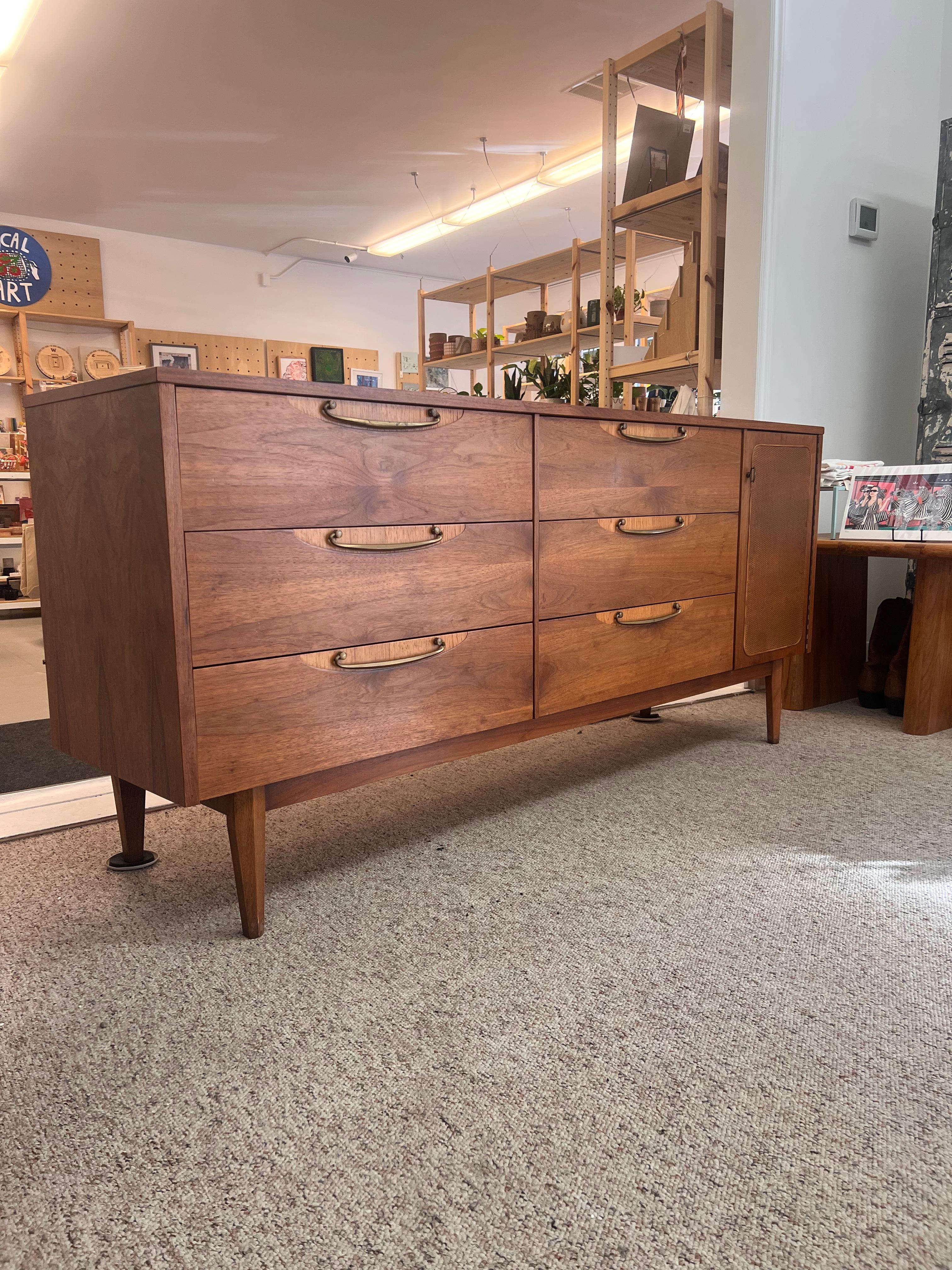 Vintage-Kommode aus massivem Nussbaumholz mit sechs Schubladen von Lane, Mid-Century Modern (Moderne der Mitte des Jahrhunderts) im Angebot