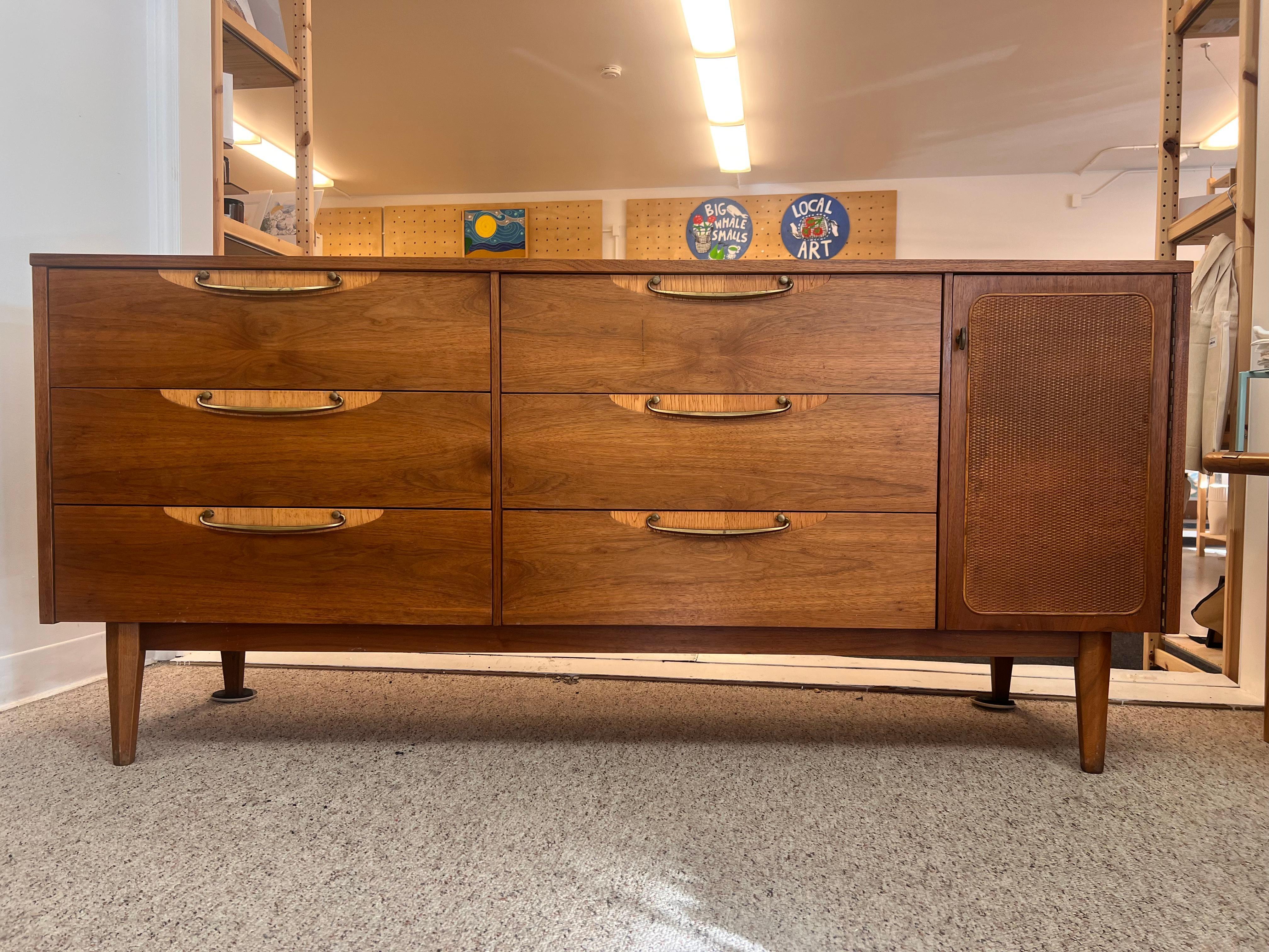 Vintage-Kommode aus massivem Nussbaumholz mit sechs Schubladen von Lane, Mid-Century Modern im Zustand „Gut“ im Angebot in Seattle, WA
