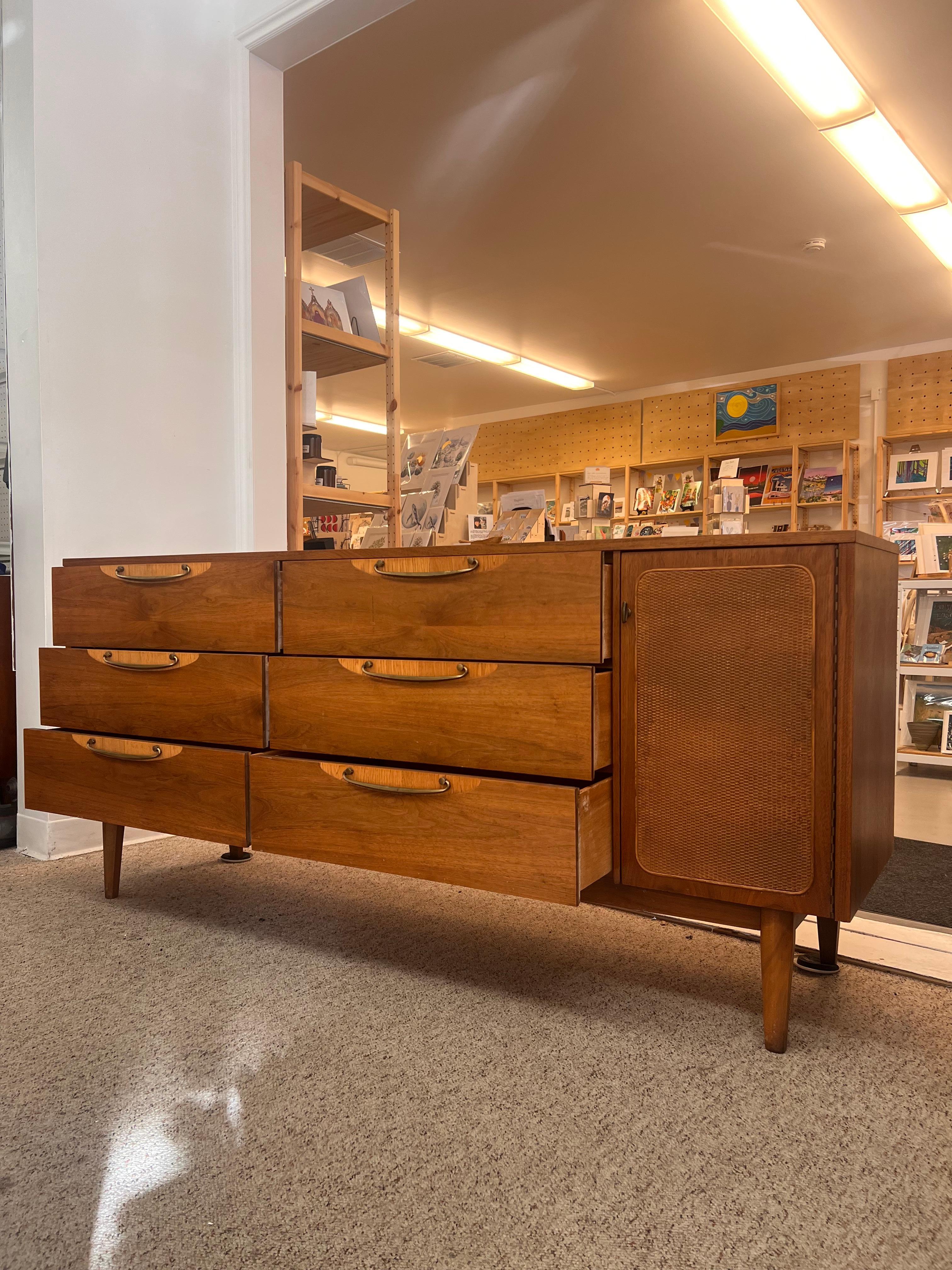 Vintage-Kommode aus massivem Nussbaumholz mit sechs Schubladen von Lane, Mid-Century Modern (Walnuss) im Angebot