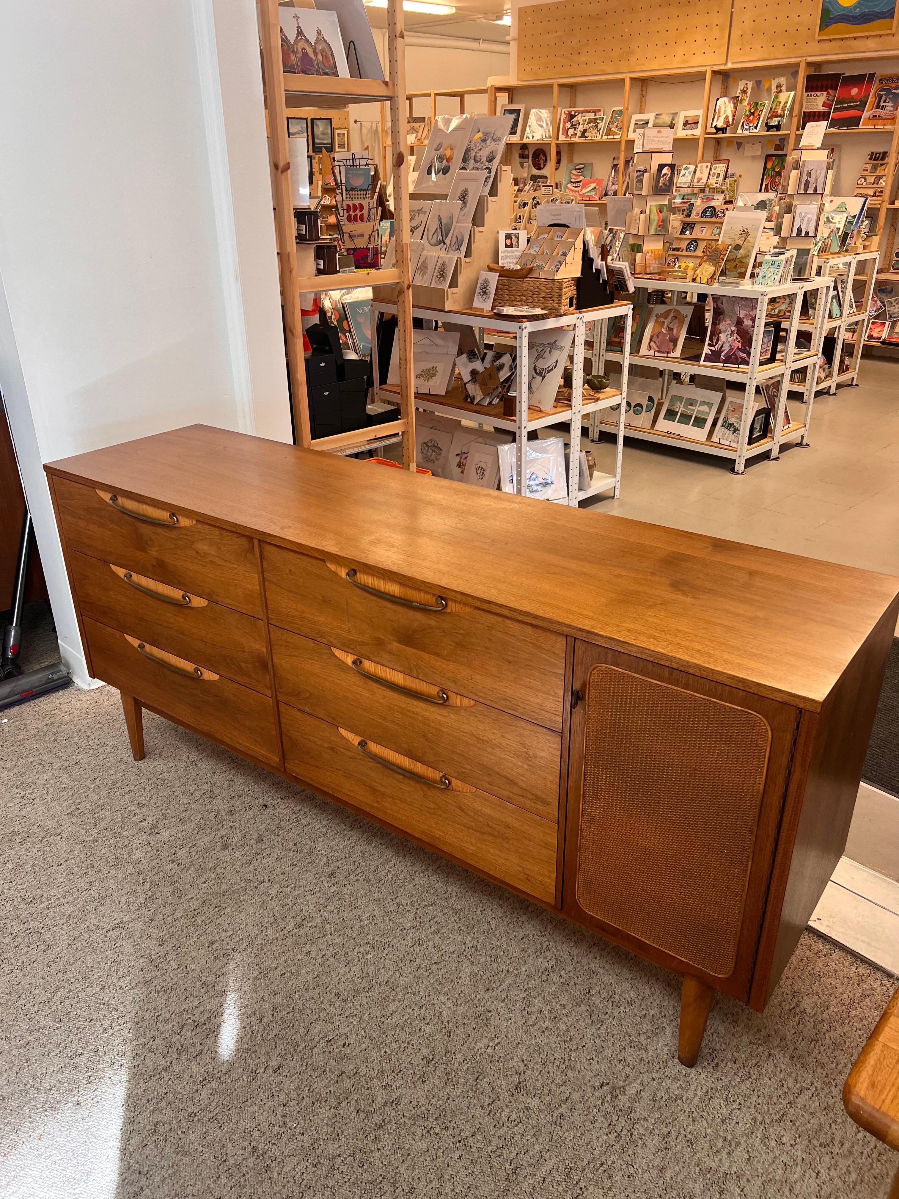 Vintage-Kommode aus massivem Nussbaumholz mit sechs Schubladen von Lane, Mid-Century Modern im Angebot 1