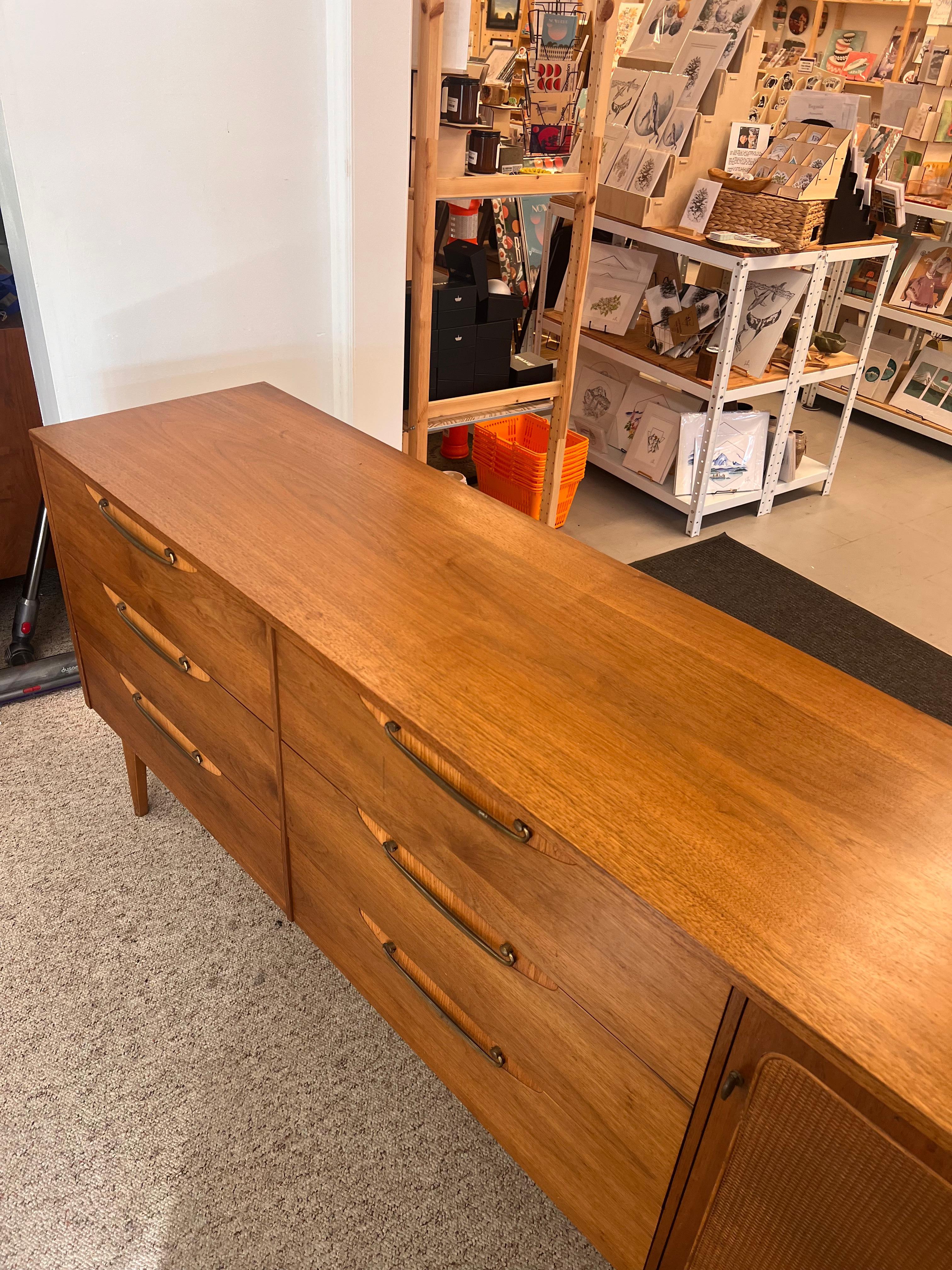 Vintage-Kommode aus massivem Nussbaumholz mit sechs Schubladen von Lane, Mid-Century Modern im Angebot 2