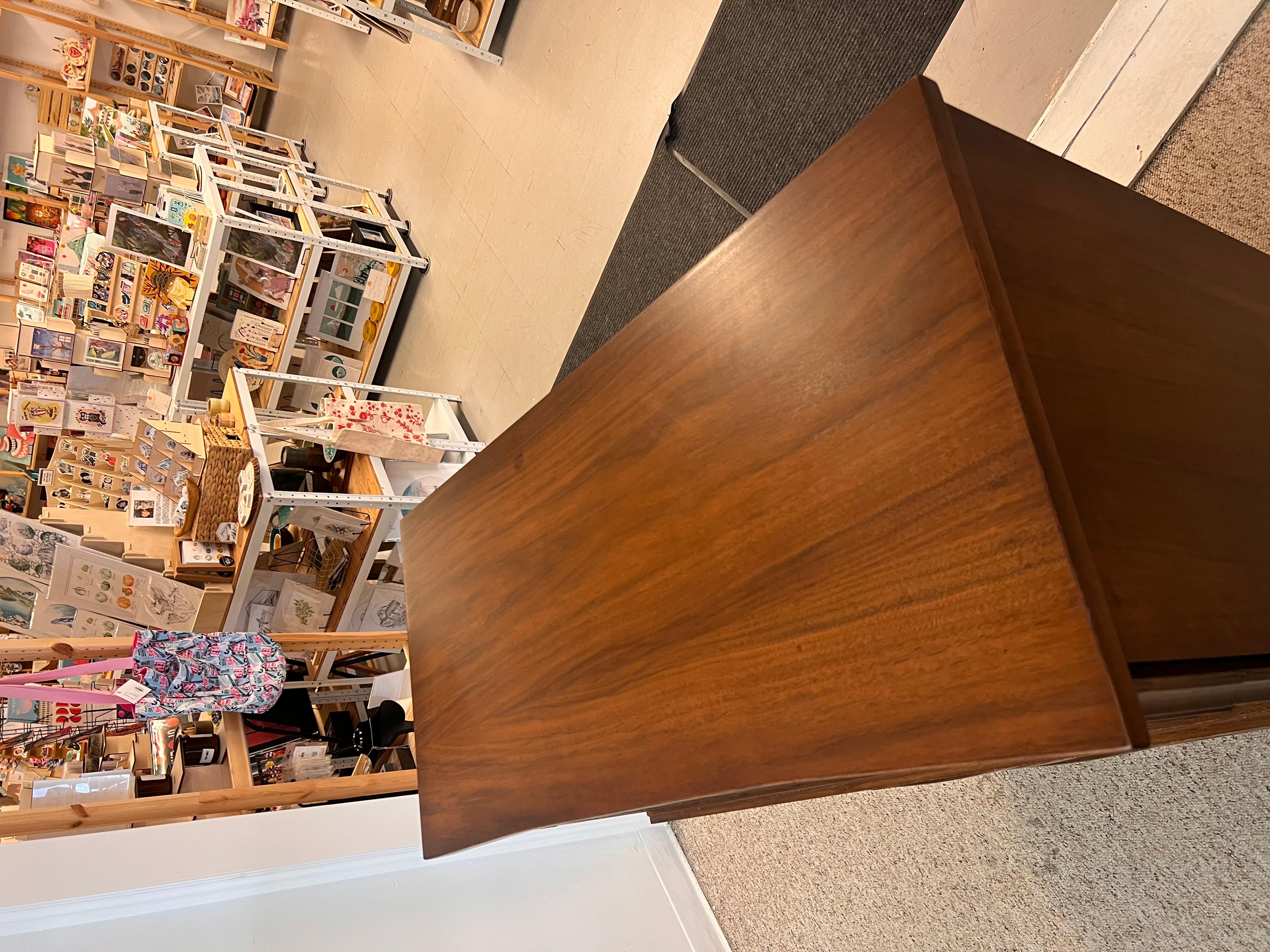 Vintage Mid Century Modern in noce massiccio, cassettiera a cinque cassetti con Wood massiccio in vendita 4