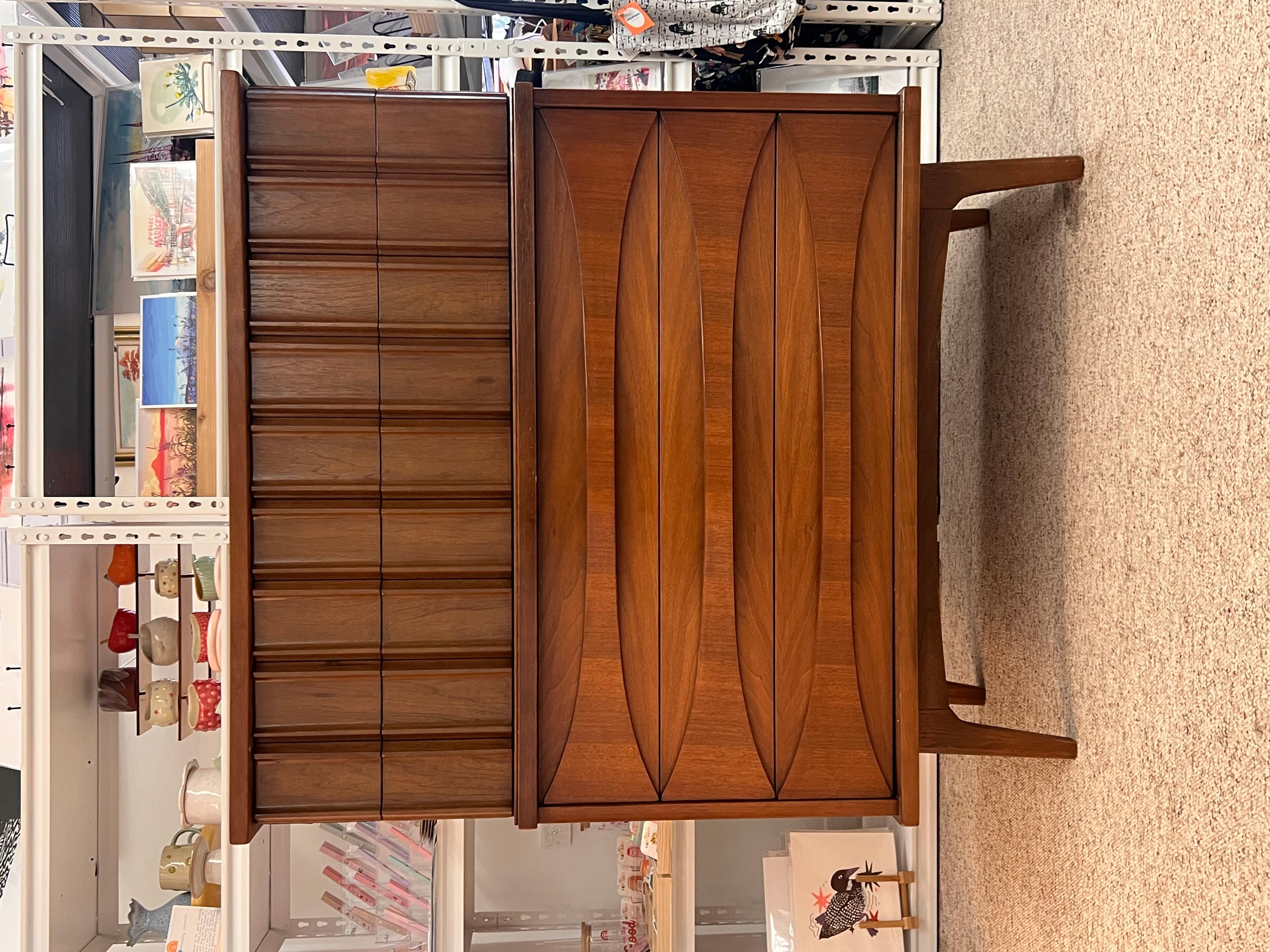 Mid-Century moderno Vintage Mid Century Modern in noce massiccio, cassettiera a cinque cassetti con Wood massiccio in vendita