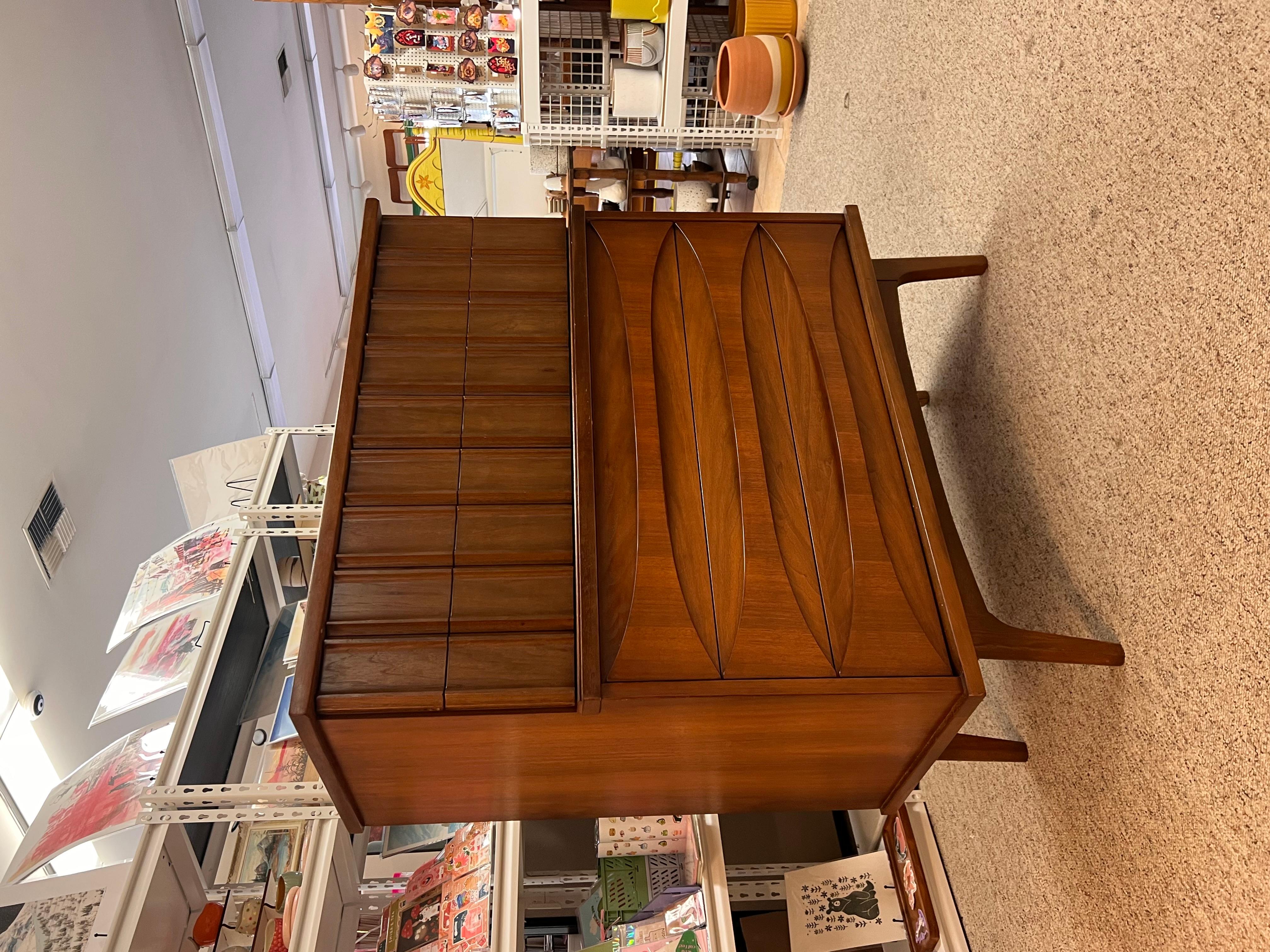 Vintage Mid Century Modern in noce massiccio, cassettiera a cinque cassetti con Wood massiccio In condizioni buone in vendita a Seattle, WA