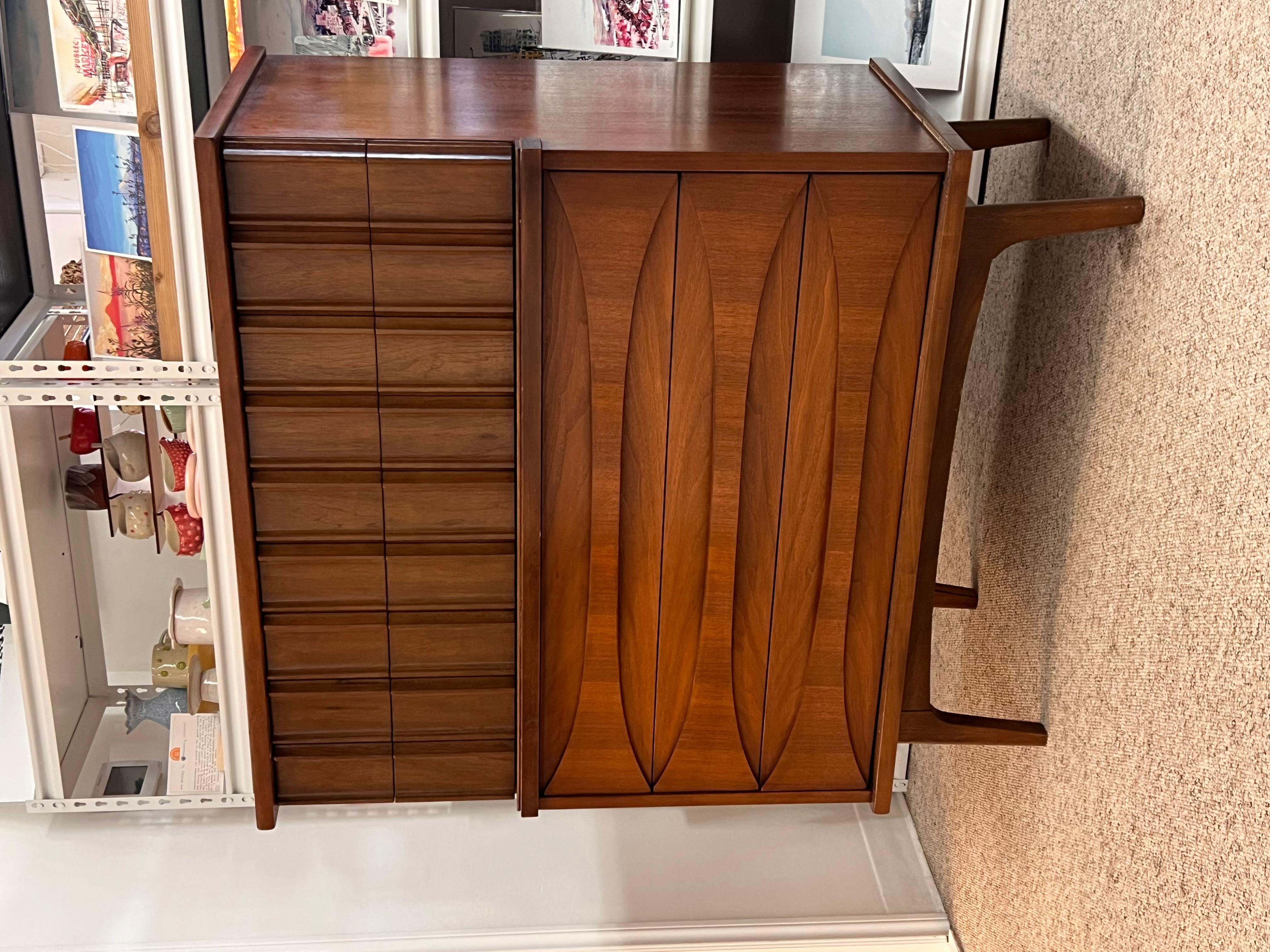 Fine XX secolo Vintage Mid Century Modern in noce massiccio, cassettiera a cinque cassetti con Wood massiccio in vendita