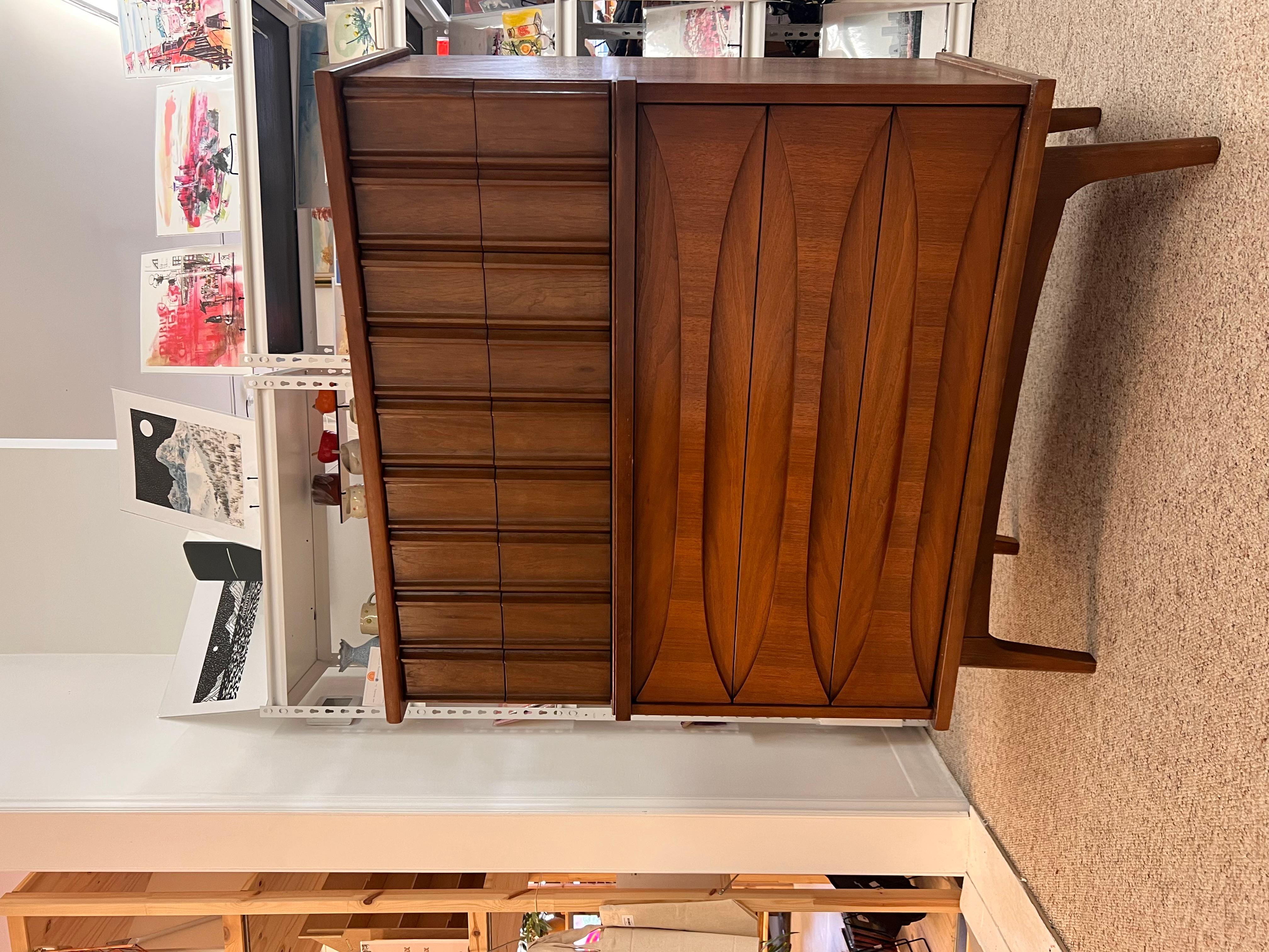 Legno curvato Vintage Mid Century Modern in noce massiccio, cassettiera a cinque cassetti con Wood massiccio in vendita