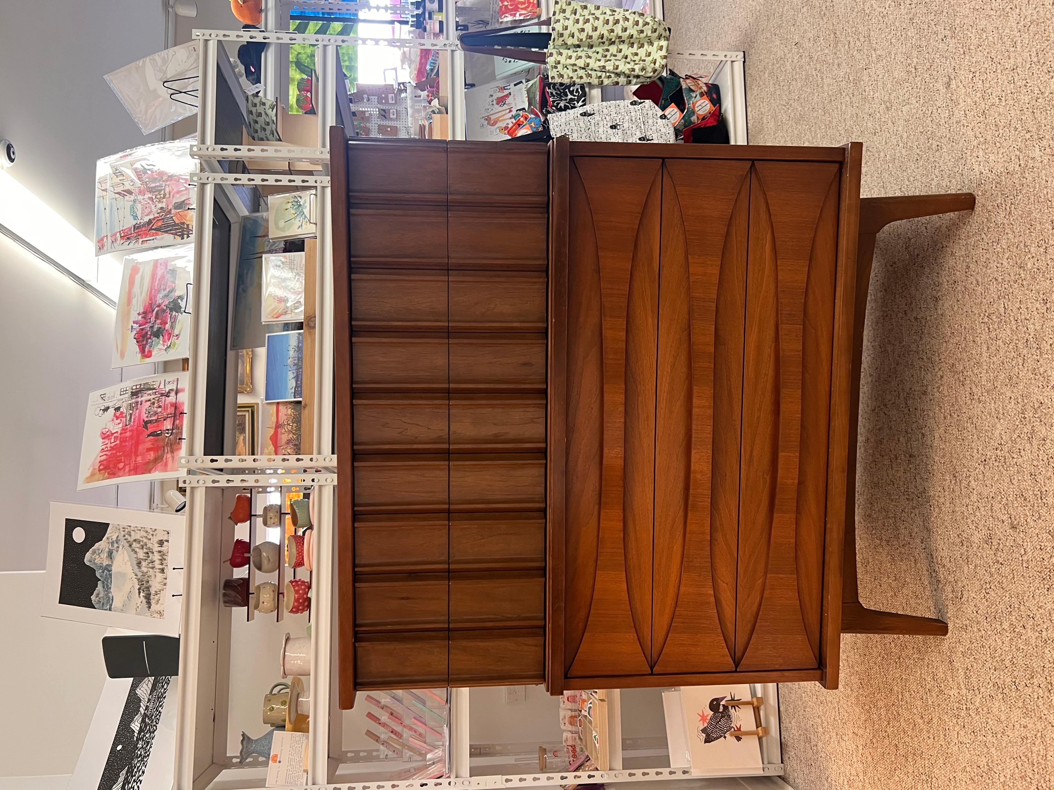 Vintage Mid Century Modern in noce massiccio, cassettiera a cinque cassetti con Wood massiccio in vendita 1