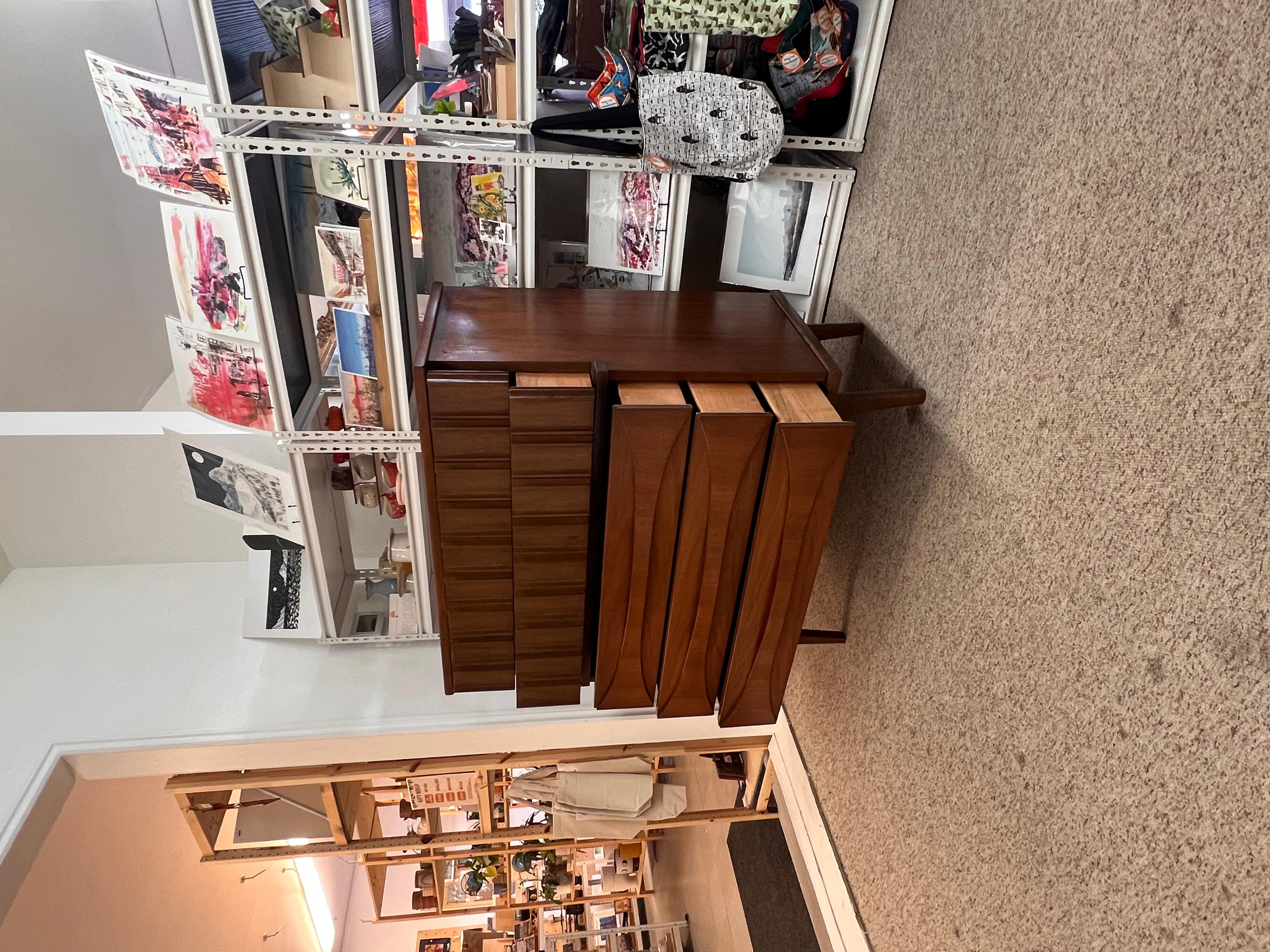 Vintage Mid Century Modern in noce massiccio, cassettiera a cinque cassetti con Wood massiccio in vendita 2