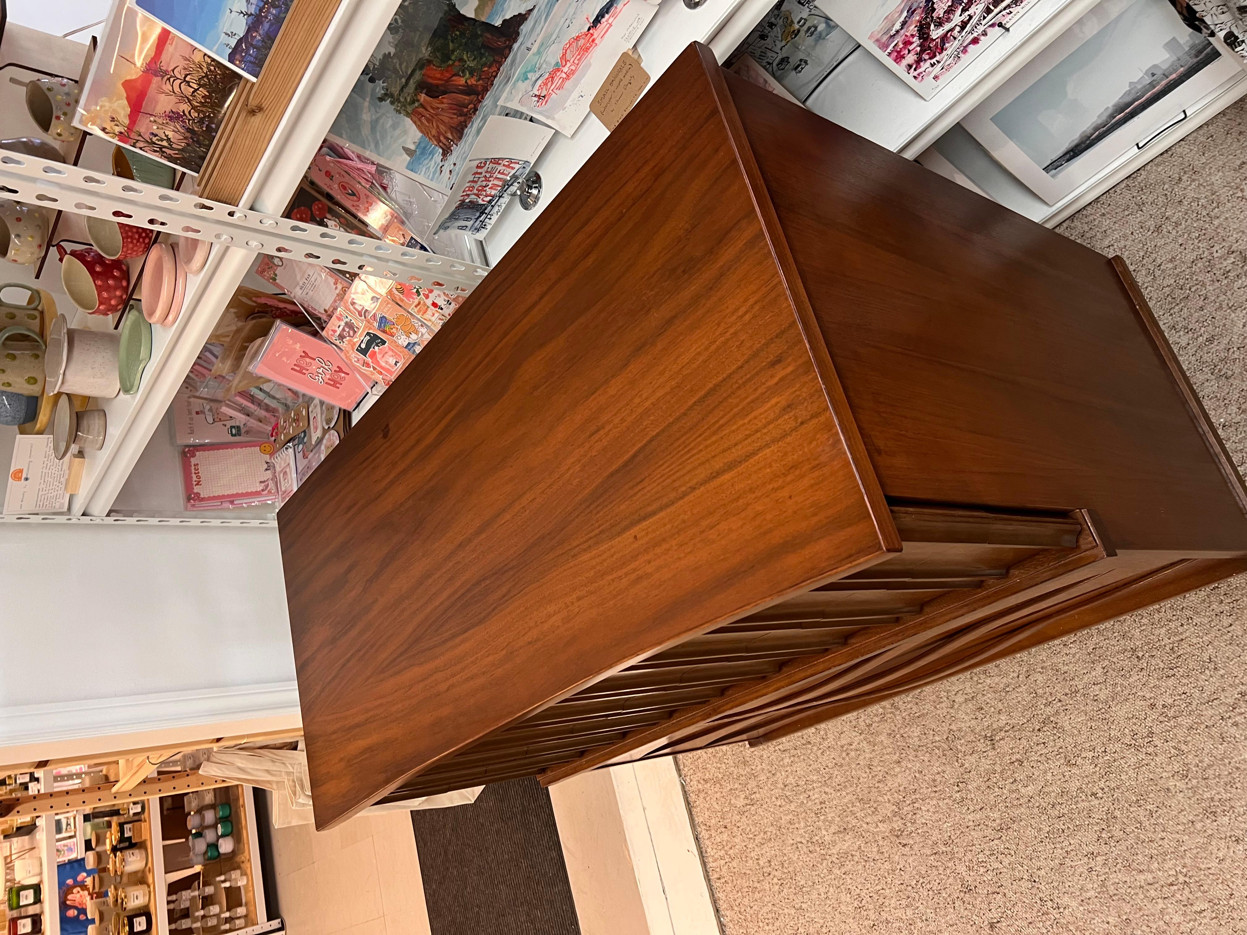 Vintage Mid Century Modern in noce massiccio, cassettiera a cinque cassetti con Wood massiccio in vendita 3