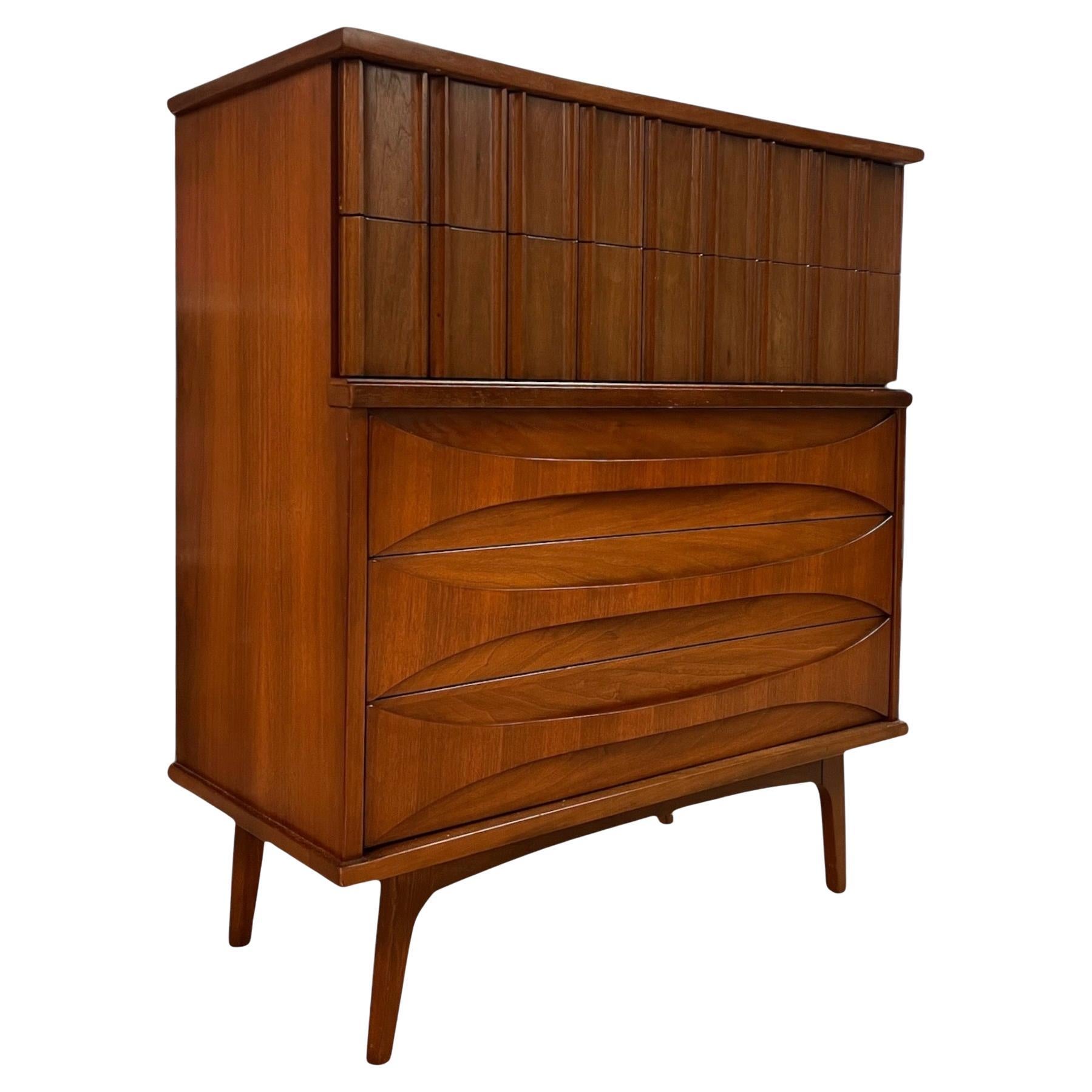 Cómoda Vintage Moderna De Cinco Cajones De Madera Maciza De Nogal De Mitad De Siglo
