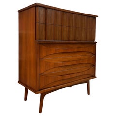 Cómoda Vintage Moderna De Cinco Cajones De Madera Maciza De Nogal De Mitad De Siglo