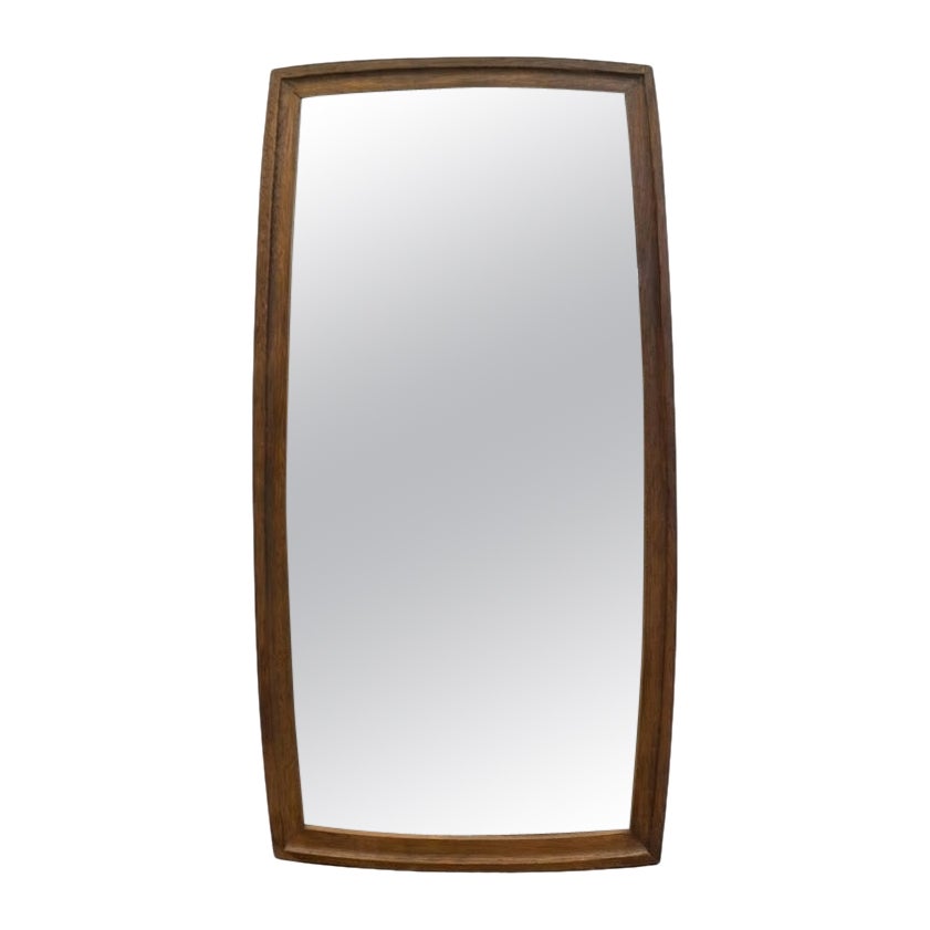 Vintage-Wandspiegel im Mid-Century-Modern-Stil mit Massivholzrahmen in Fassform.