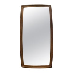Espejo de pared vintage de estilo «Mid-Century Modern» con marco de madera maciza en forma de barril.