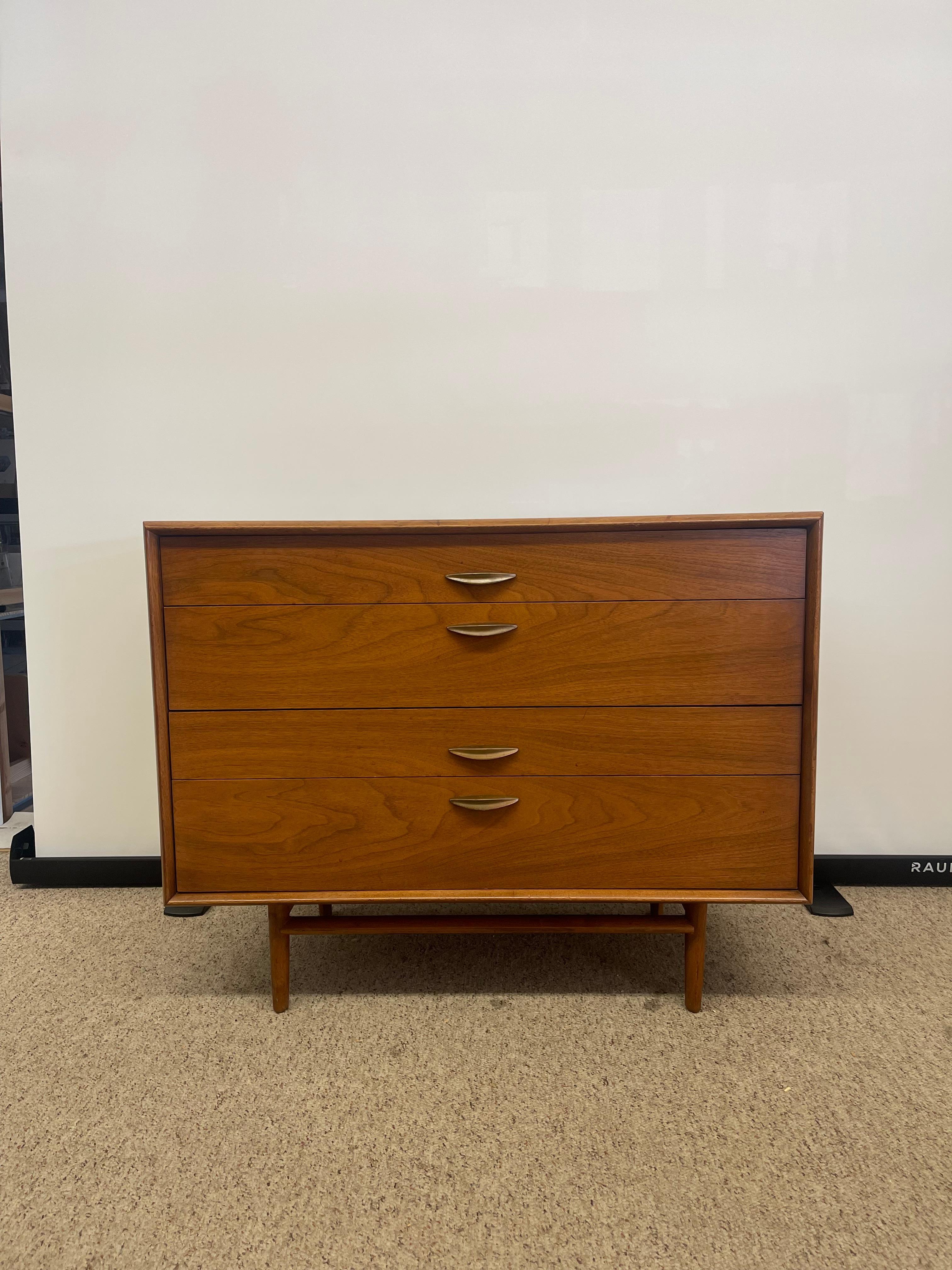 Diese Vintage-Kommode ist ein klassisches Beispiel für amerikanisches Design aus der Mitte des Jahrhunderts. Sie stammt aus der Parallel-Linie von Drexel, die in den frühen 1960er Jahren eingeführt wurde. Mit dem Schwerpunkt auf klarer Geometrie und