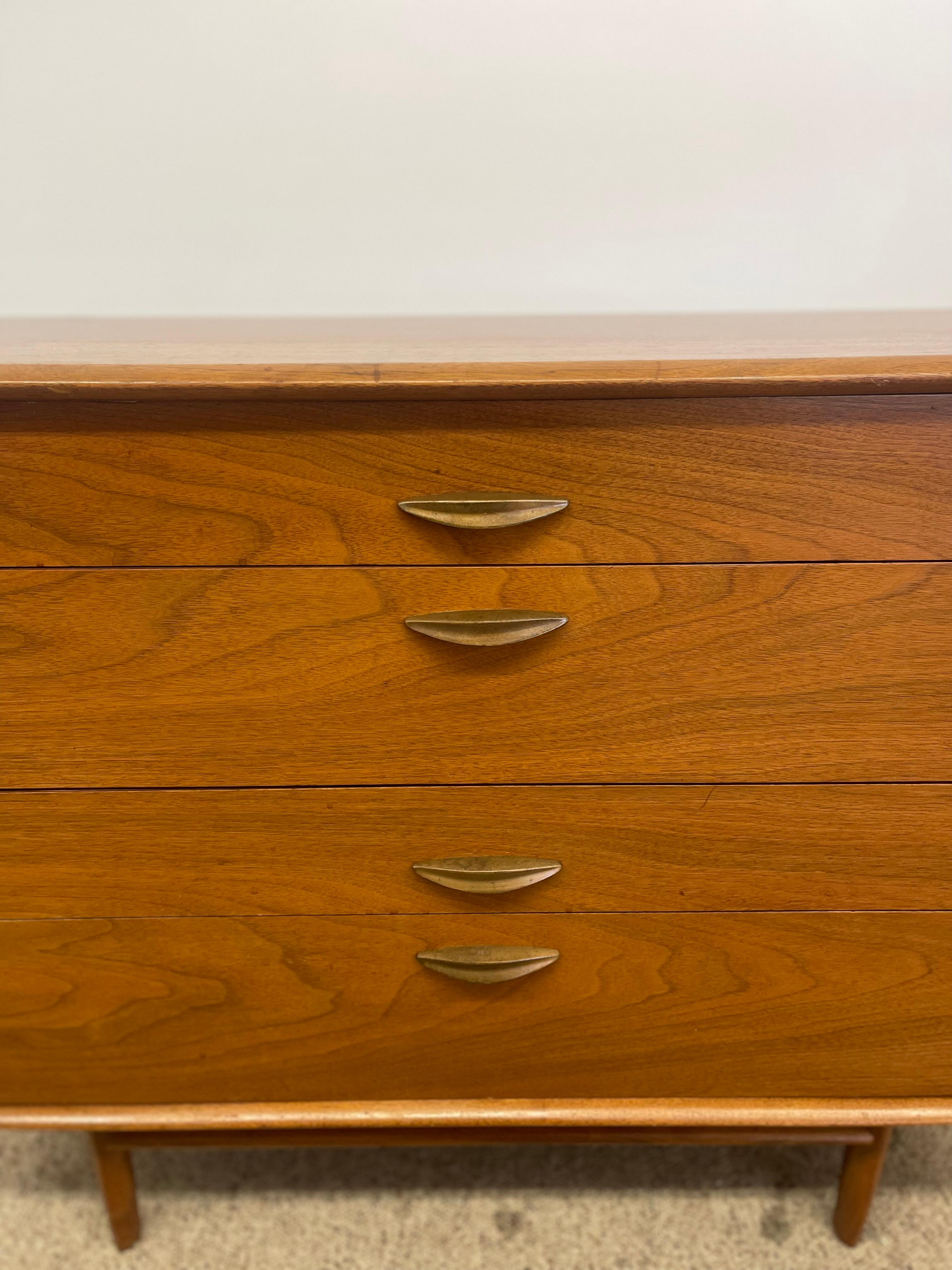 Vintage Mid Century Modern Massivholz Kommode von Drexel Parallel, 1960er Jahre im Zustand „Gut“ im Angebot in Seattle, WA
