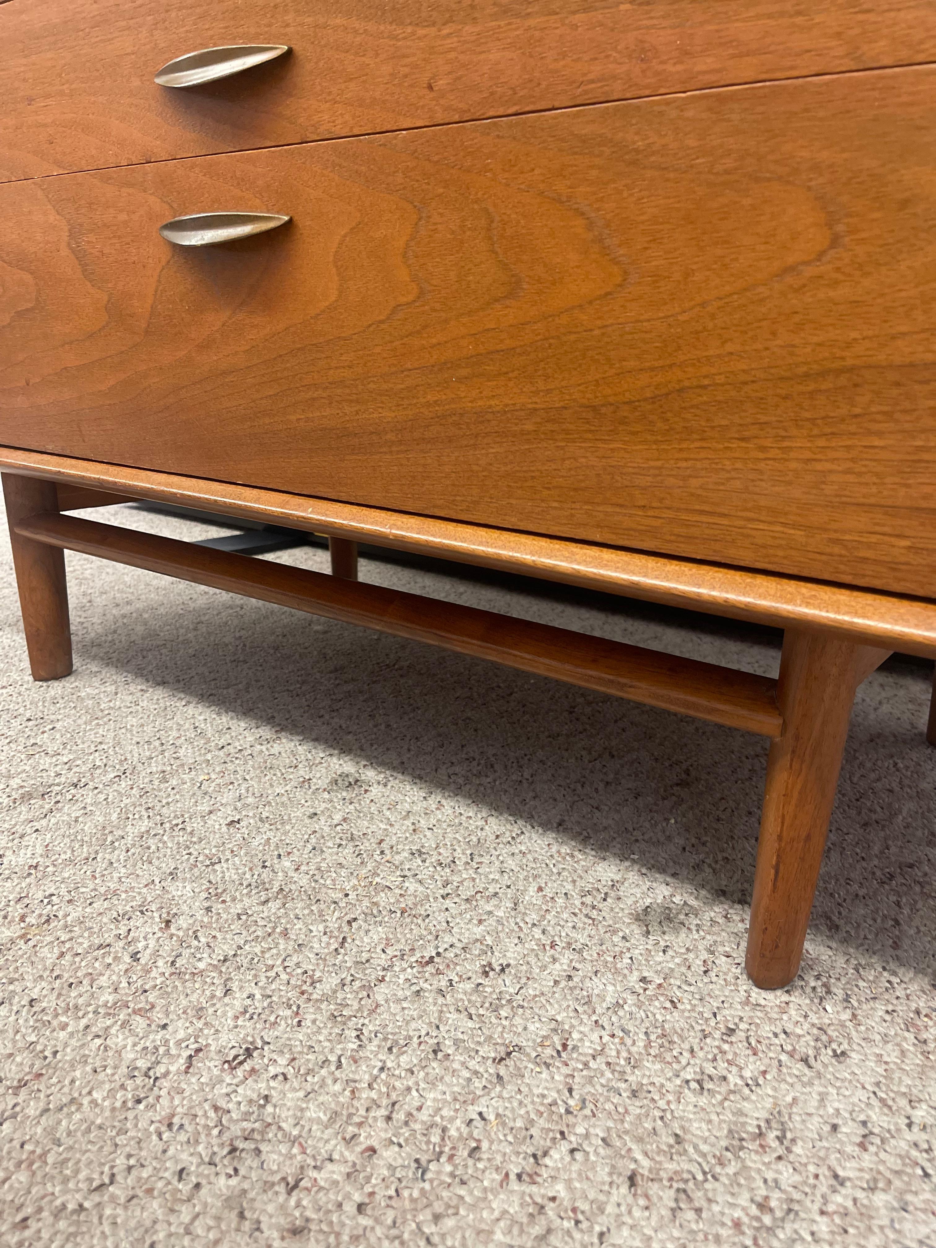 Vintage Mid Century Modern Massivholz Kommode von Drexel Parallel, 1960er Jahre (Mitte des 20. Jahrhunderts) im Angebot