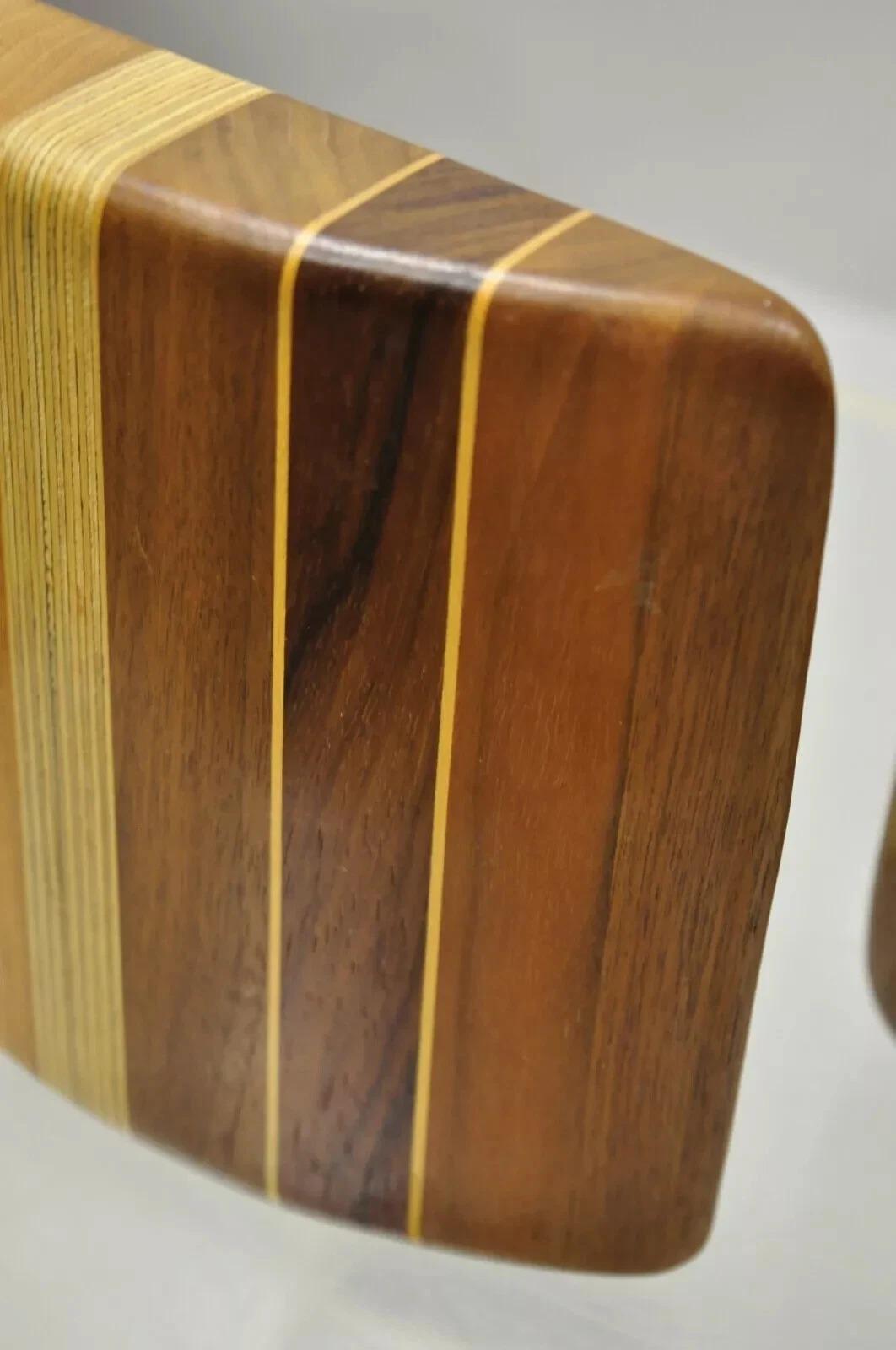 Fermalibri modernisti curvi e intarsiati in legno massiccio del Mid Century Modern - una coppia in vendita 5