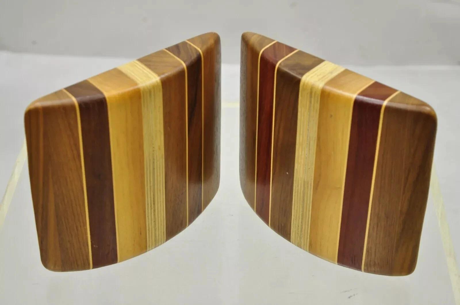 Reggilibri modernisti curvi e intarsiati in legno massiccio del Mid Century Modern - una coppia. L'articolo presenta una struttura in legno massiccio, bellissime venature del legno, intarsi, linee pulite e moderniste, artigianato di qualità, grande