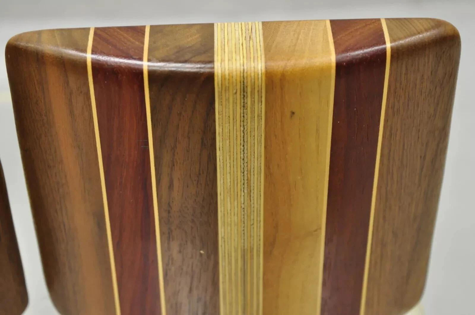 Mid-Century moderno Fermalibri modernisti curvi e intarsiati in legno massiccio del Mid Century Modern - una coppia in vendita