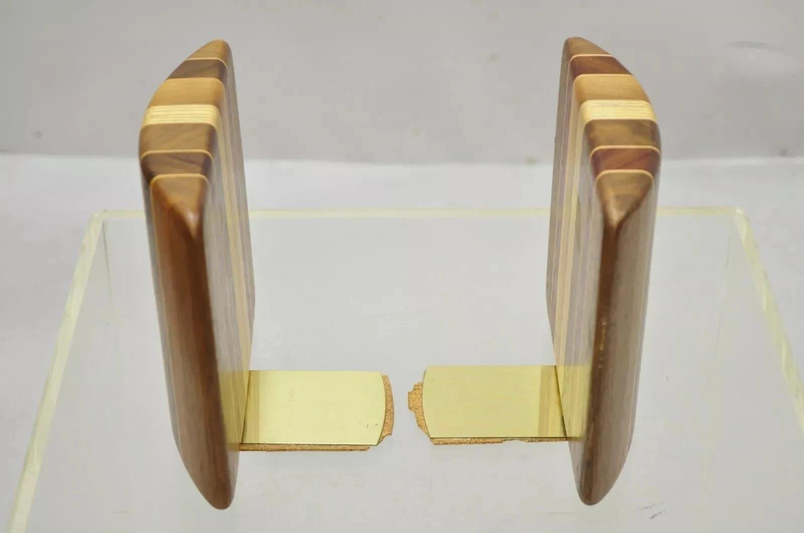 Fermalibri modernisti curvi e intarsiati in legno massiccio del Mid Century Modern - una coppia In condizioni buone in vendita a Philadelphia, PA