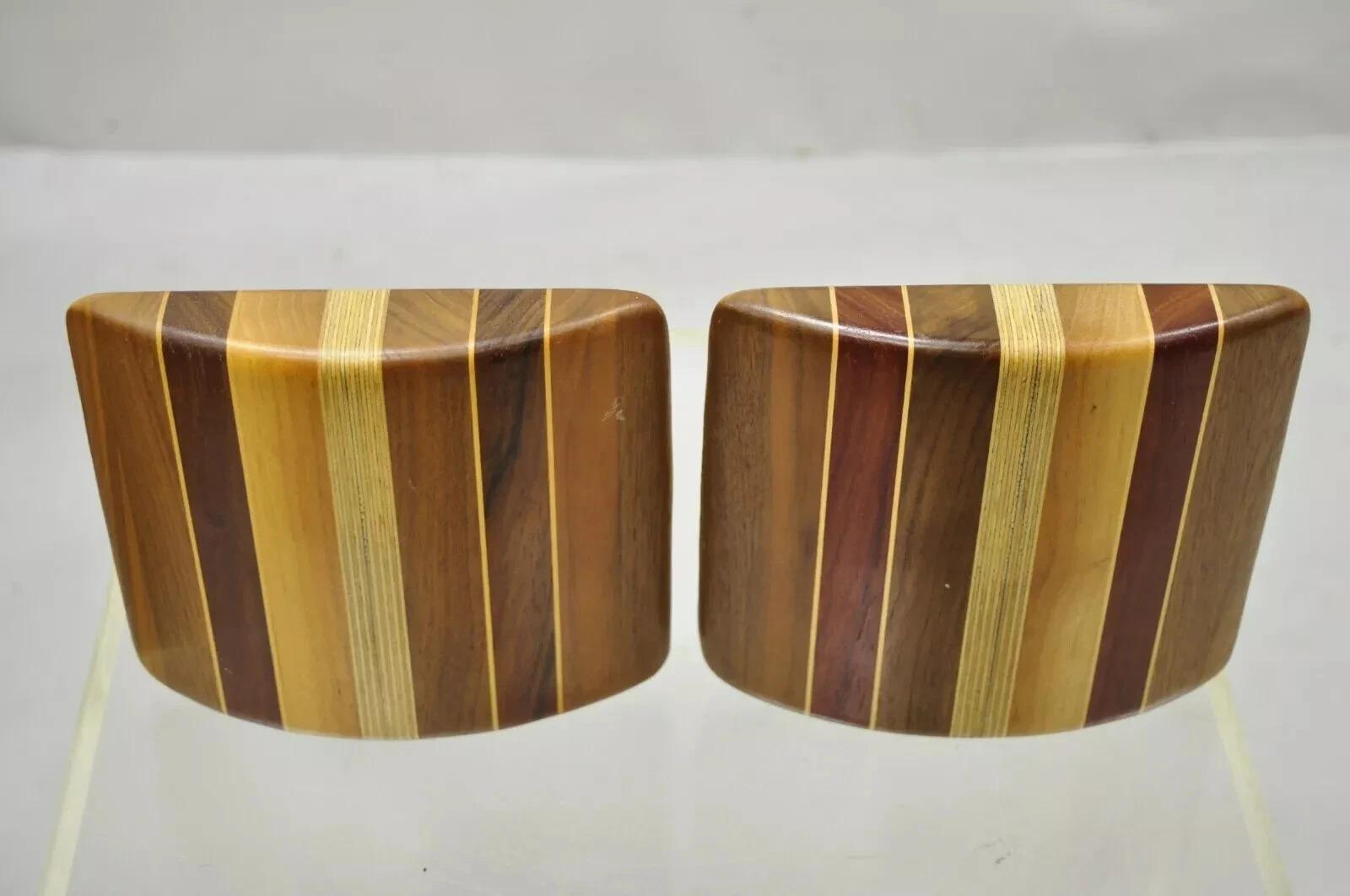 Fermalibri modernisti curvi e intarsiati in legno massiccio del Mid Century Modern - una coppia in vendita 2