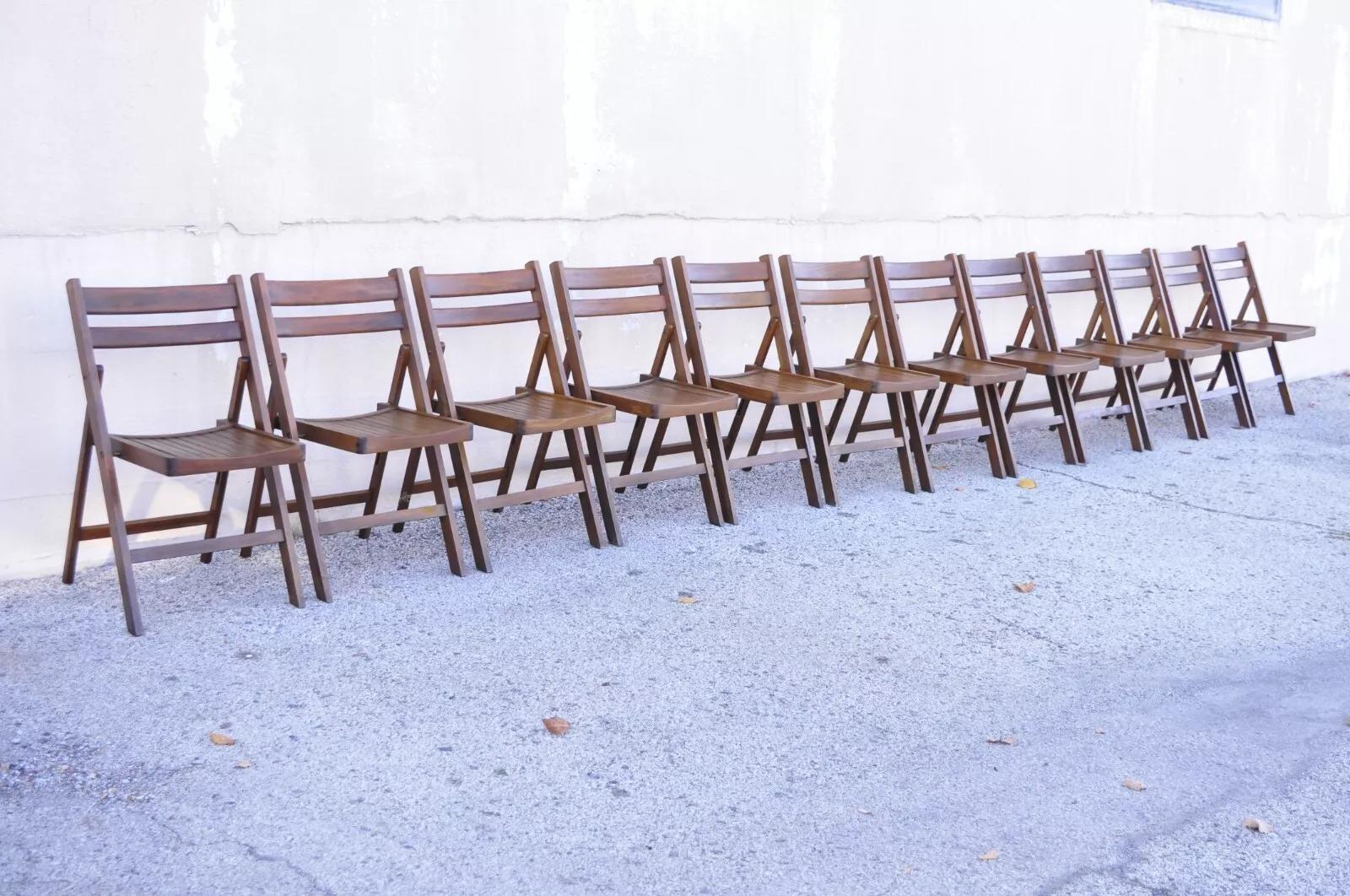 Vintage Mid Century Modern Solid Wood Slatted Folding Chairs - Set Of 6. *2 ensembles de 6 disponibles. Circa Mid 20th Century. Dimensions : Chaise ouverte : 31,5
