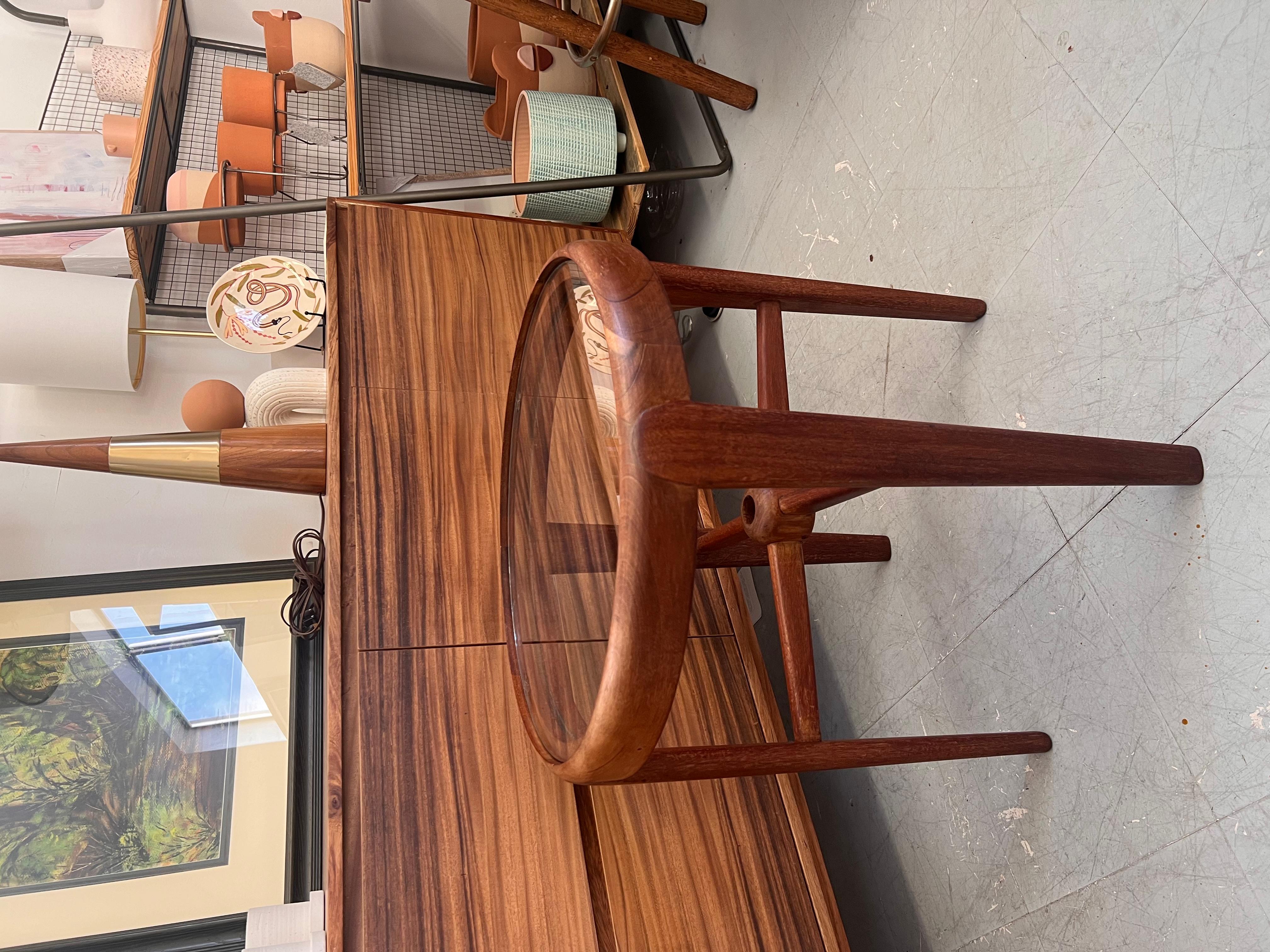 Vintage Mid Century Modern Massivholz Teak Beistelltisch, der früher als Globus Ständer verwendet wurde. Dieser Vintage-Tisch wurde mit einer Glasplatte versehen und kann als Akzenttisch oder Beistelltisch verwendet werden. Wunderschöne