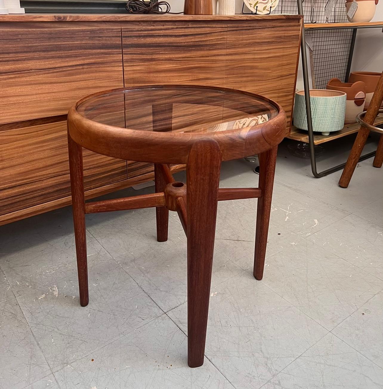 Vintage Mid Century Modern Massivholz Teak Beistelltisch oder Akzent Tisch Glasplatte (Moderne der Mitte des Jahrhunderts) im Angebot