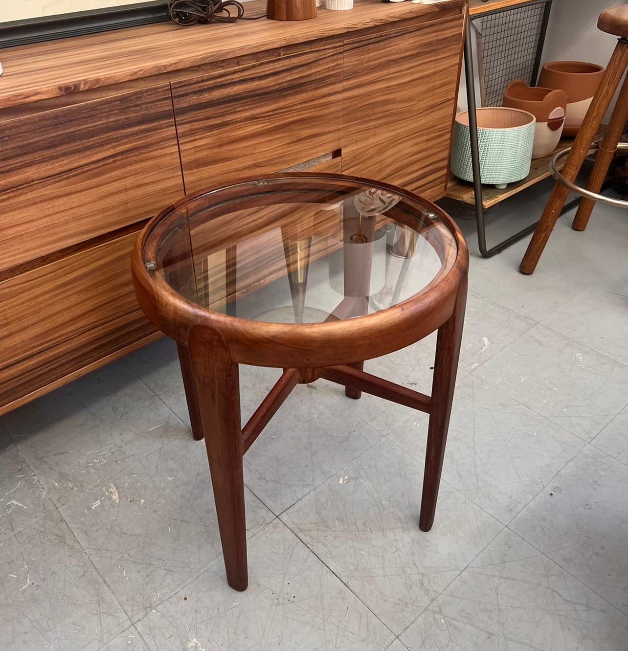 Vintage Mid Century Modern Massivholz Teak Beistelltisch oder Akzent Tisch Glasplatte im Zustand „Gut“ im Angebot in Seattle, WA