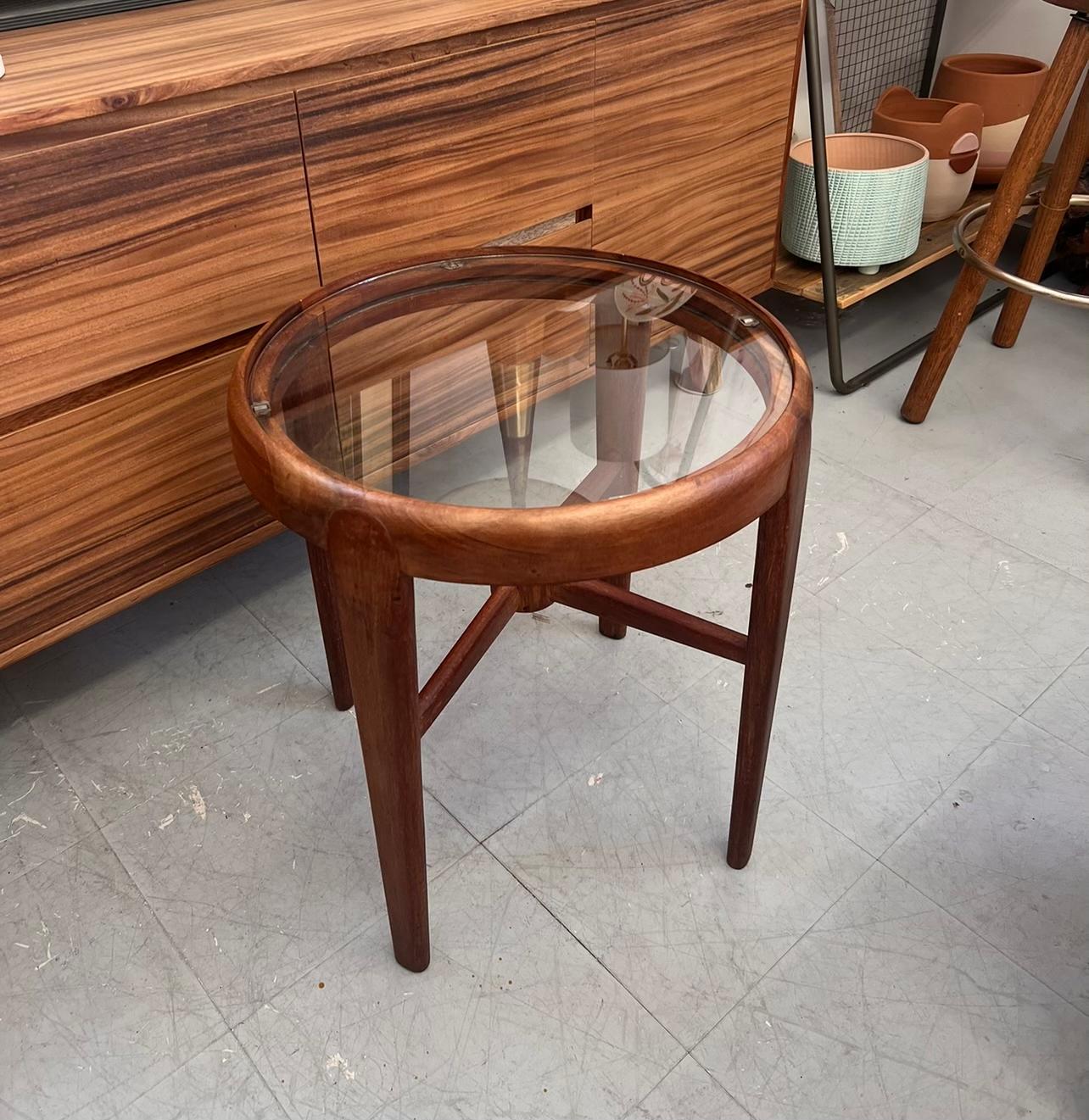 Vintage Mid Century Modern Massivholz Teak Beistelltisch oder Akzent Tisch Glasplatte (Ende des 20. Jahrhunderts) im Angebot