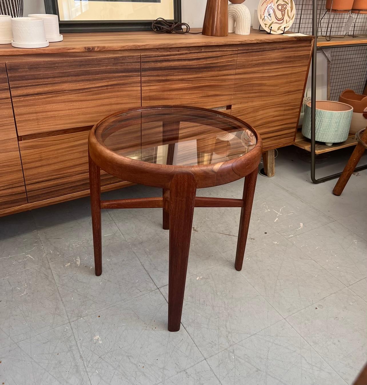 Vintage Mid Century Modern Massivholz Teak Beistelltisch oder Akzent Tisch Glasplatte im Angebot 1