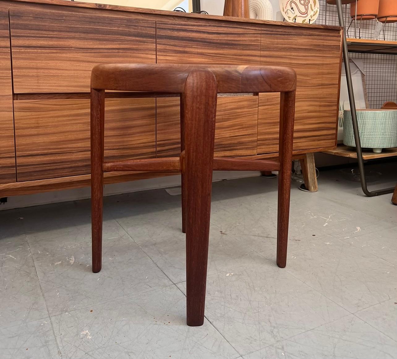 Vintage Mid Century Modern Massivholz Teak Beistelltisch oder Akzent Tisch Glasplatte im Angebot 2