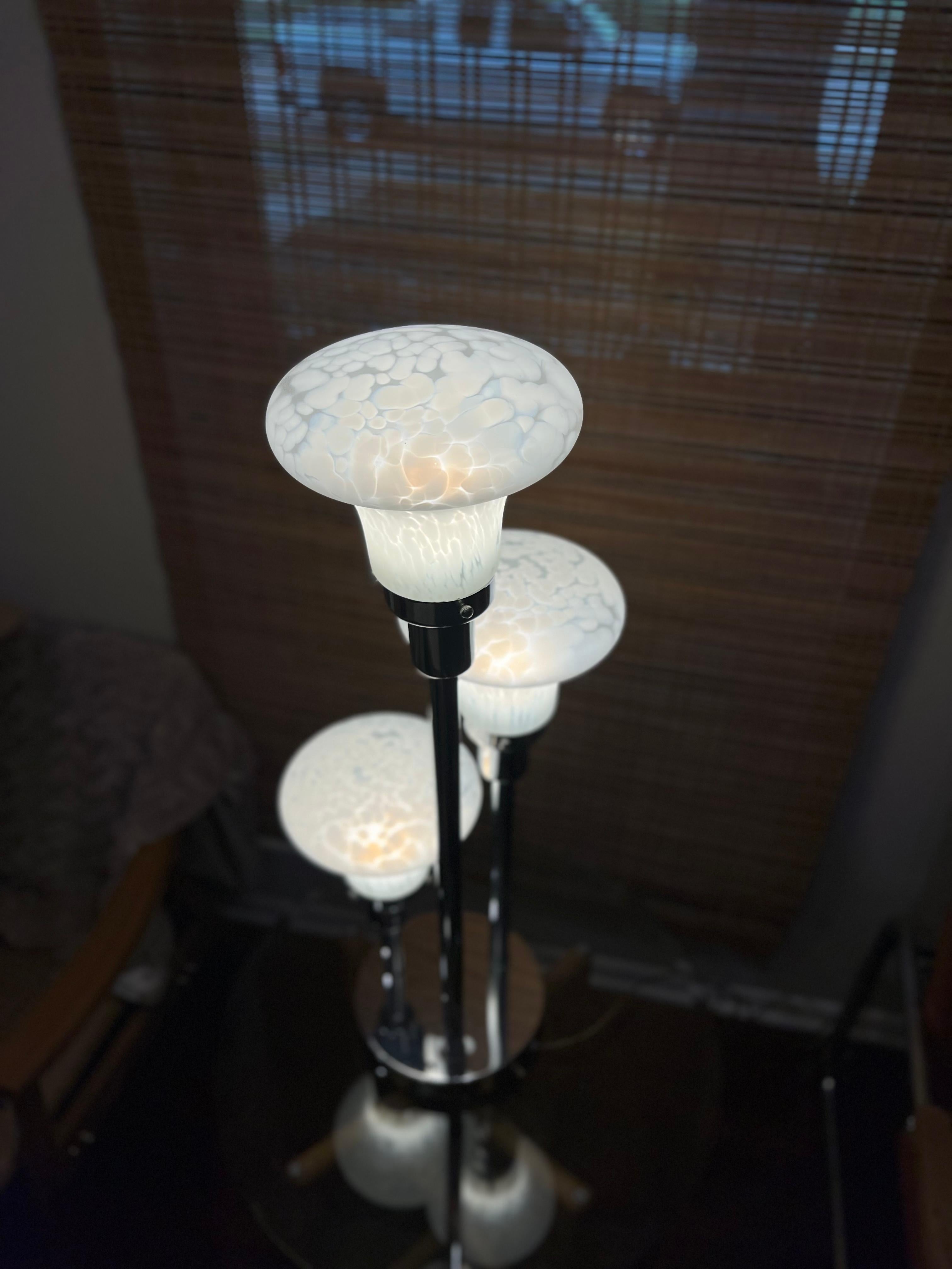 Lampe de table vintage folle en verre soufflé de Murano blanc léopard tacheté, montée sur des bases circulaires chromées. Fabriqué dans les années 1970. En presque excellent état. 

Dimensions :
34