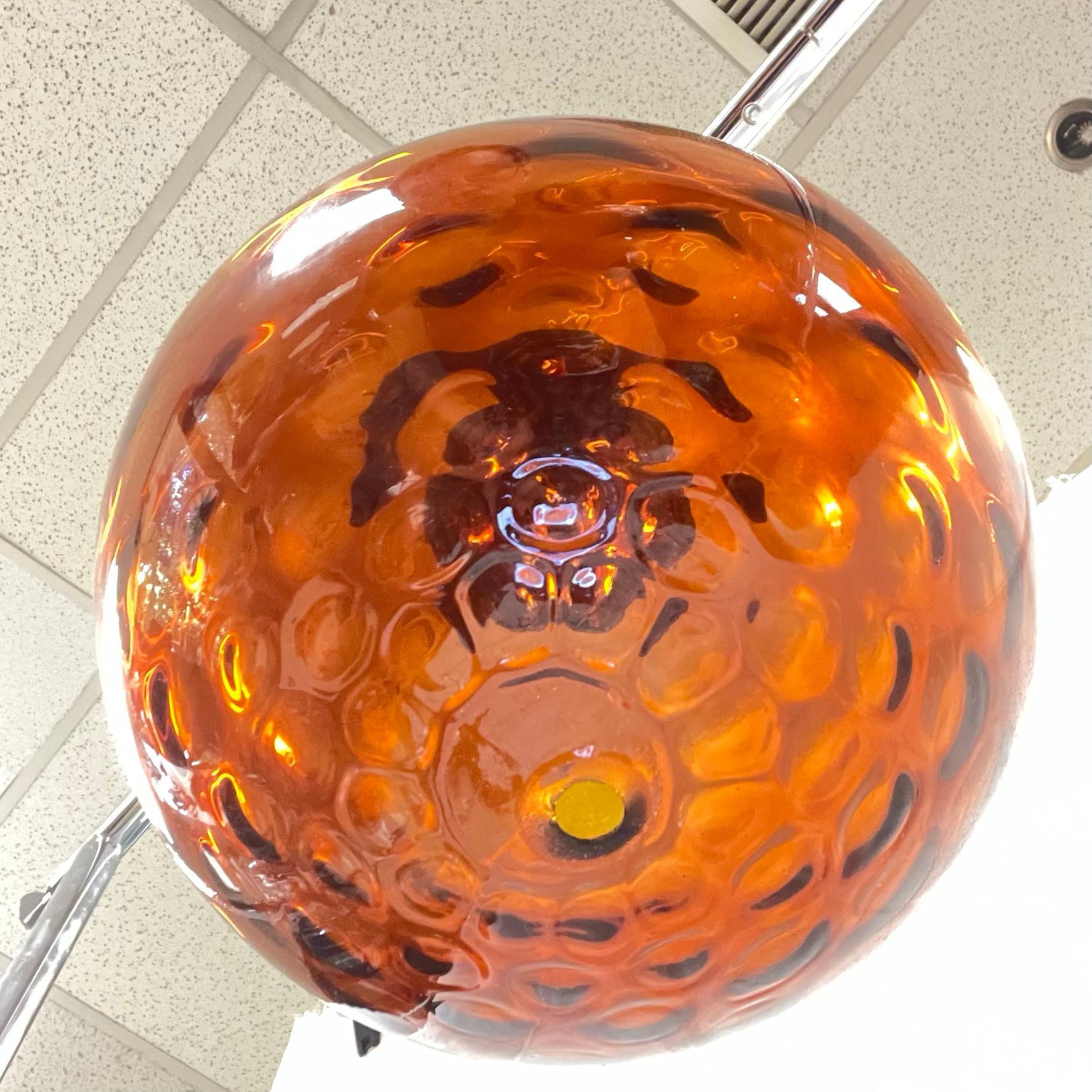 Vintage Mid-Century Modern Spherical Amber Glass Hanging Lamp (amerikanisch) im Angebot