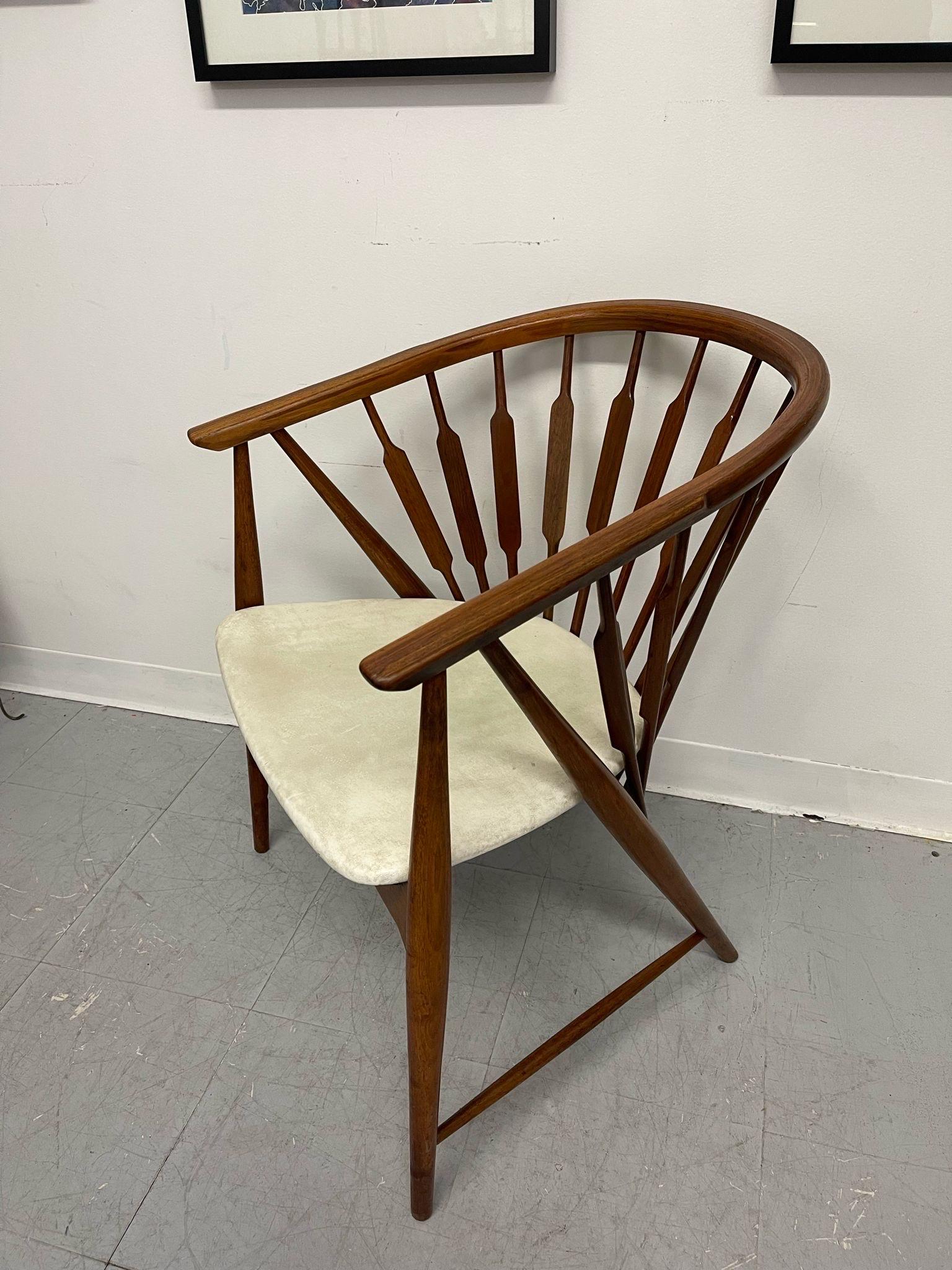Vintage Mid Century Modern Spindled Drexel Declaration Captain's Chair. (Moderne der Mitte des Jahrhunderts) im Angebot