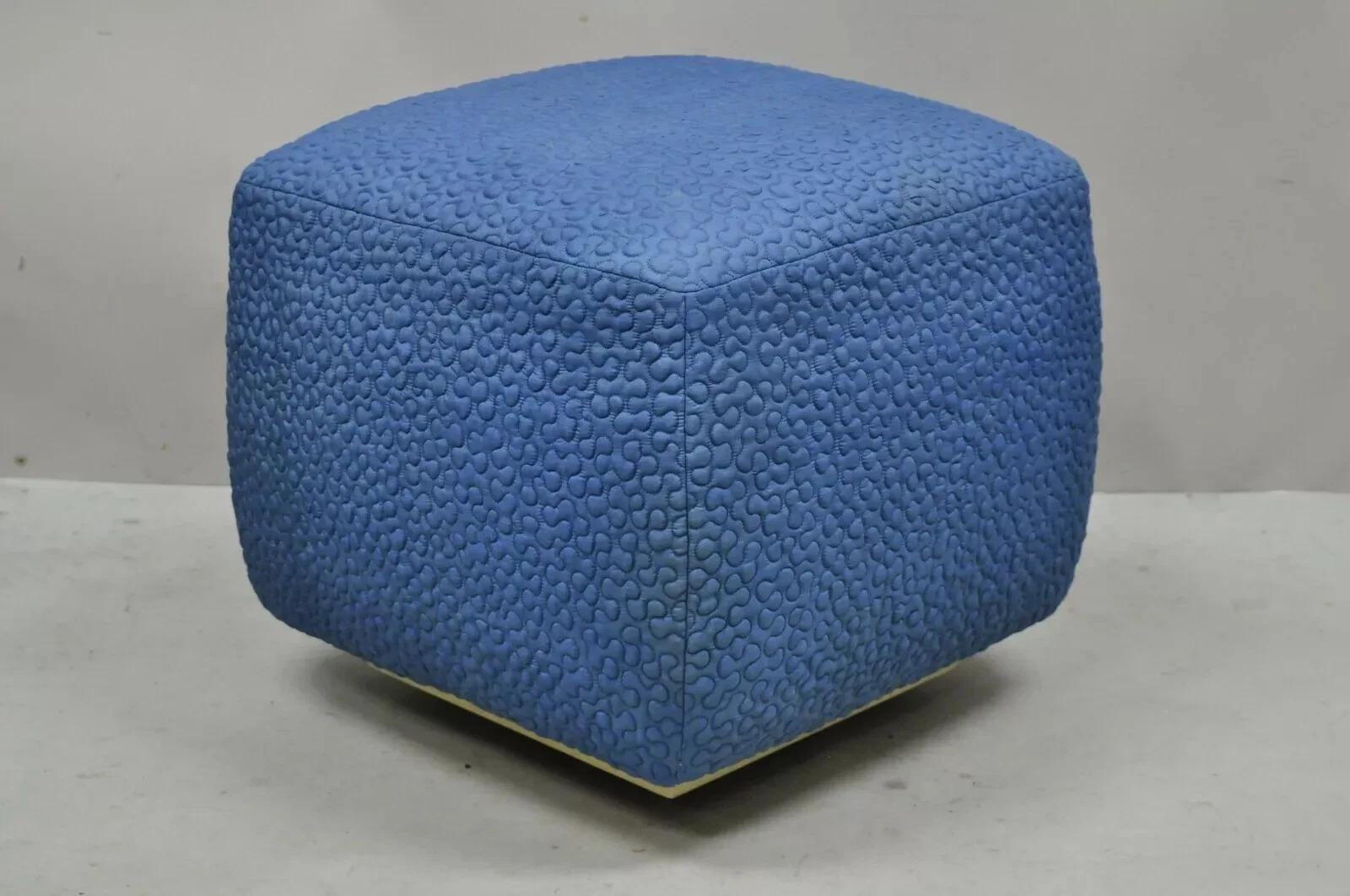 Puf Otomano Cuadrado Vintage Mid Century Modern 1960 con Tela Azul Pespunteada sobre Ruedas y Zócalo de Madera. Mediados del siglo XX. Medidas: 19