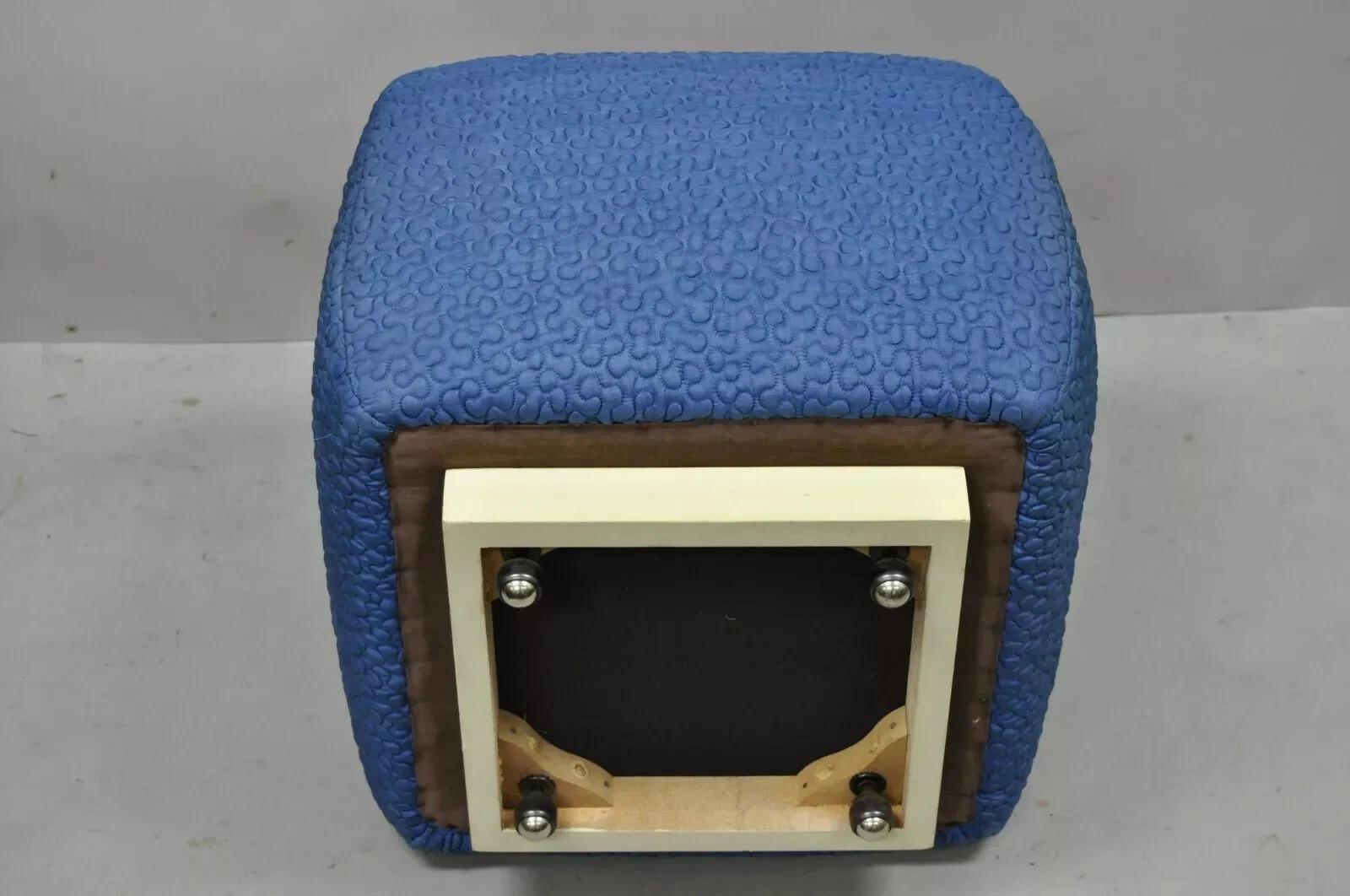 Puf Otomano Cuadrado Vintage Mid Century Modern Tela Cosida Azul sobre Ruedas en Bueno estado para la venta en Philadelphia, PA