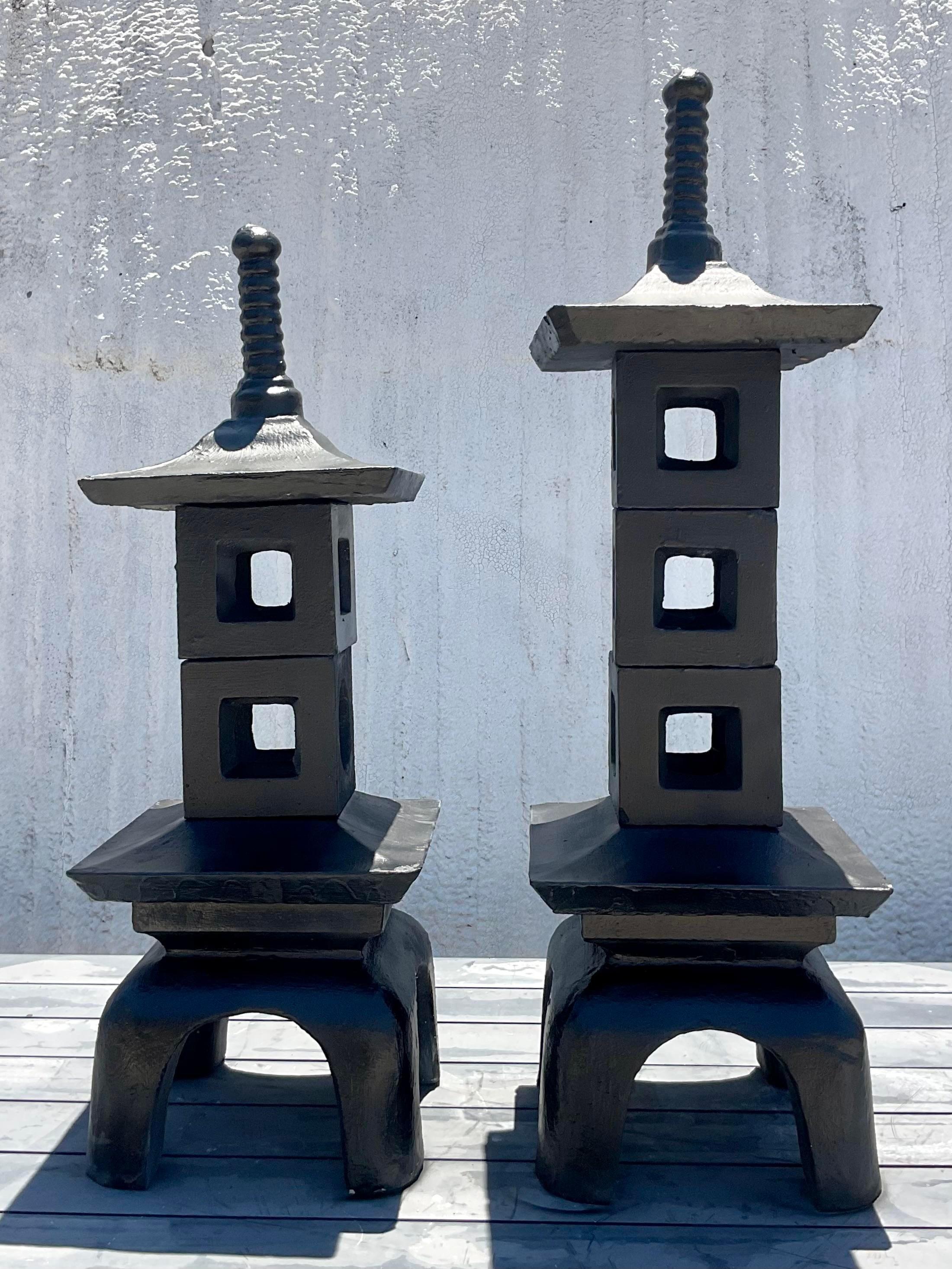 Les pagodes empilées en béton MCM Vintage - Lot de 2 mettent en valeur le style Mid-Century Modern américain avec leur design géométrique épuré et leur construction robuste en béton. Ces pagodes uniques ajoutent une touche d'élégance architecturale