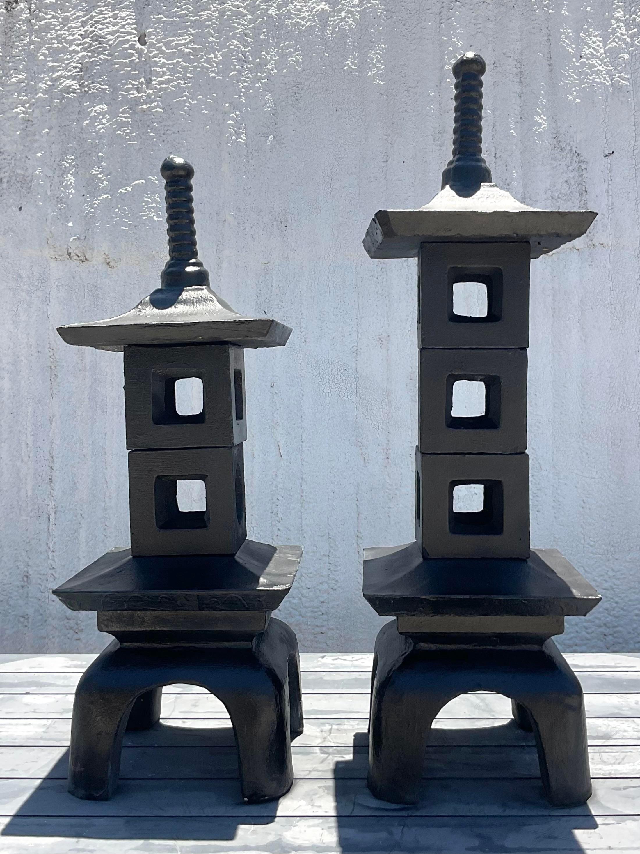 Mid-Century Modern Pagodas en béton empilées modernes du milieu du siècle dernier - Lot de 2 en vente