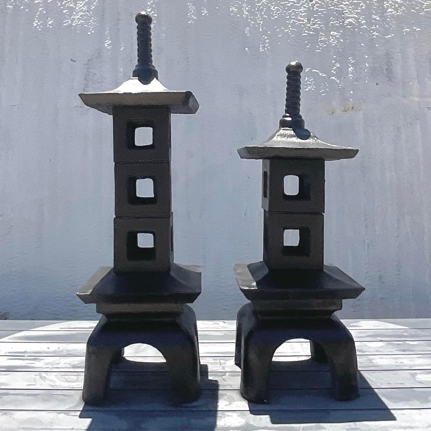 Pagodas en béton empilées modernes du milieu du siècle dernier - Lot de 2 Bon état - En vente à west palm beach, FL