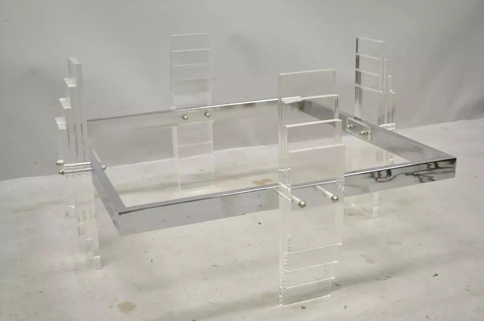 Vintage Mid Century Modern Stacked Lucite Chrome Frame Square Coffee Table Base (NO GLASS, Base nur). Artikel verfügt über gestapelte Lucite Beine, Chromrahmen, sehr schöne Vintage Artikel, saubere modernistische Linien, großen Stil und Form. Circa