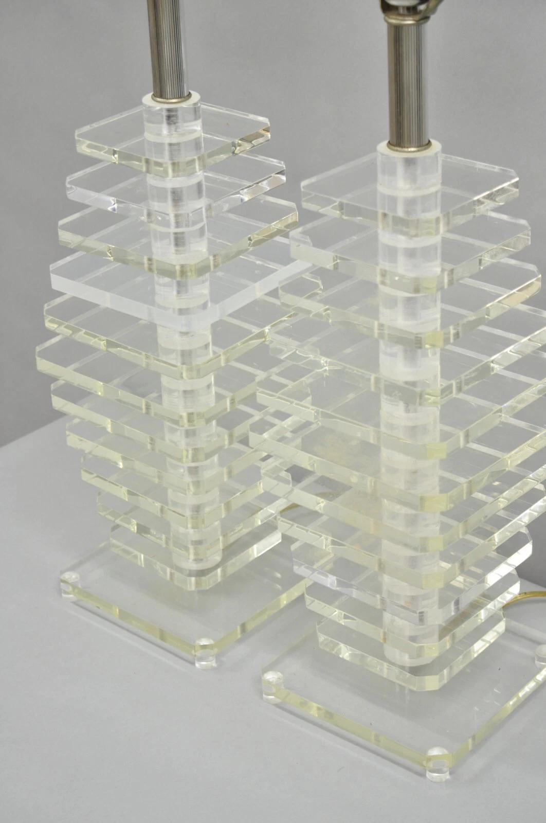 Paire de lampes de table Skyscraper en lucite empilées d'époque moderne du milieu du siècle dernier en vente 3