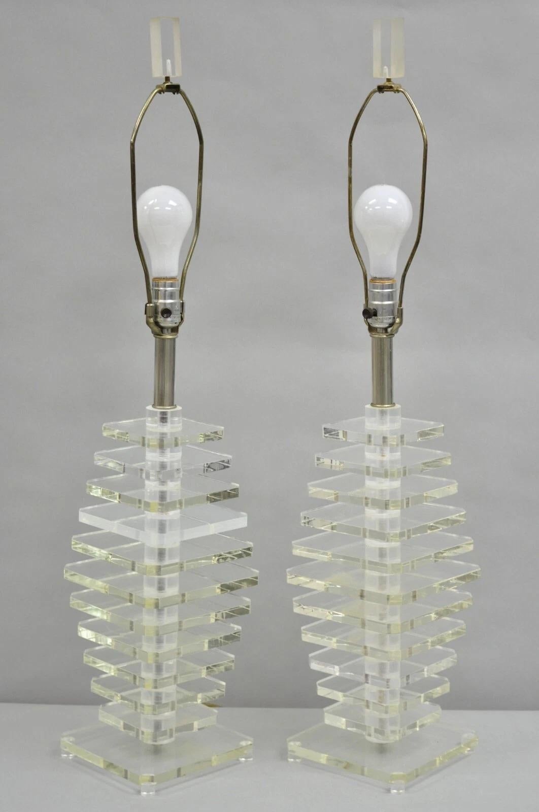 Paire de lampes de table Skyscraper en lucite empilées d'époque moderne du milieu du siècle dernier en vente 4