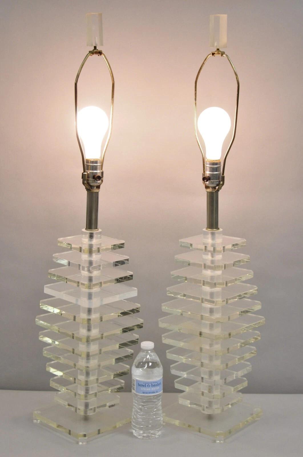 Paire de lampes de table Skyscraper en lucite empilées, Vintage Mid Century Modern. Circa Mid 20th Century. Dimensions : 34