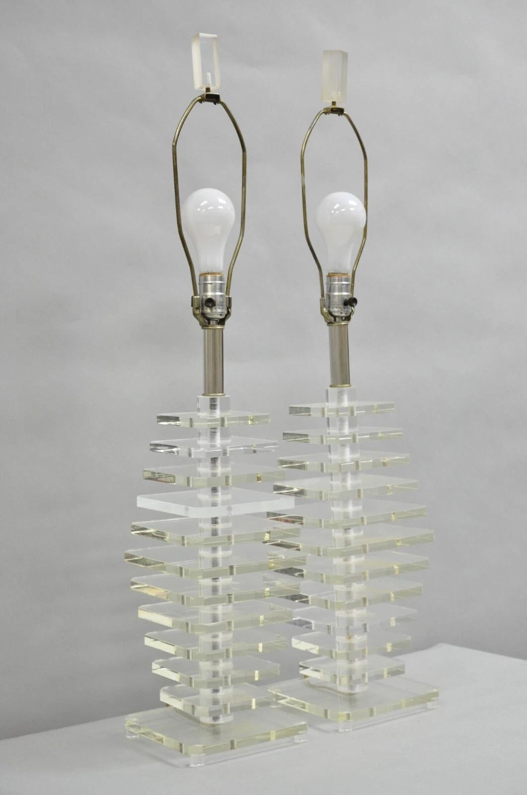 Mid-Century Modern Paire de lampes de table Skyscraper en lucite empilées d'époque moderne du milieu du siècle dernier en vente