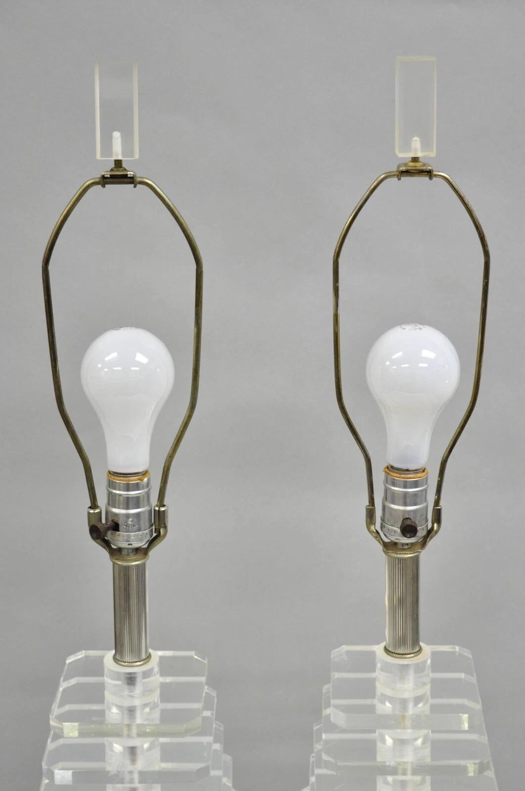 Inconnu Paire de lampes de table Skyscraper en lucite empilées d'époque moderne du milieu du siècle dernier en vente