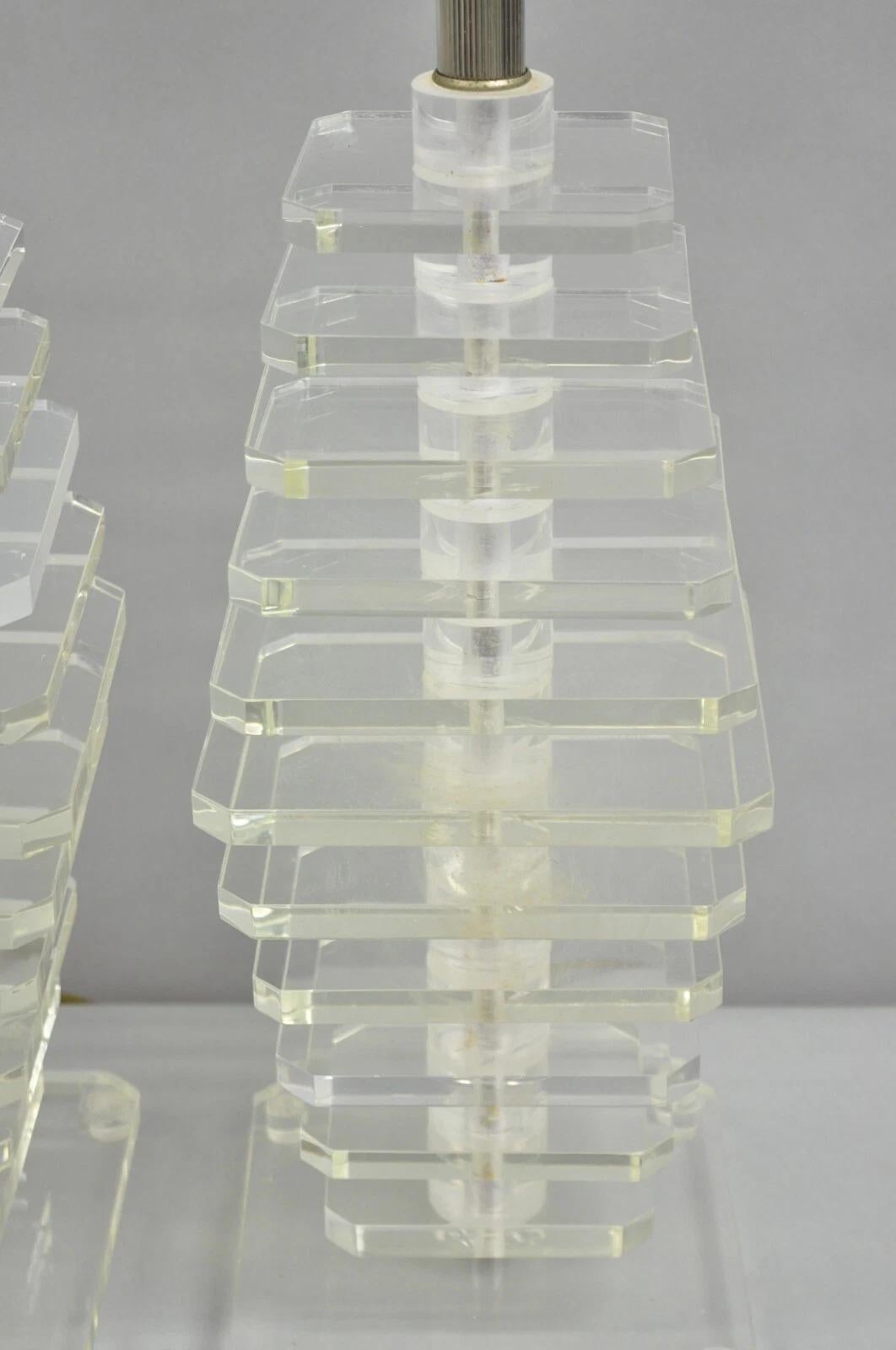 Paire de lampes de table Skyscraper en lucite empilées d'époque moderne du milieu du siècle dernier Bon état - En vente à Philadelphia, PA